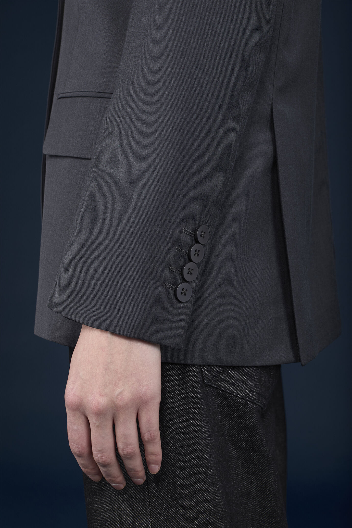 Women's regular fit plain single-breasted jacket with two buttons image number 3