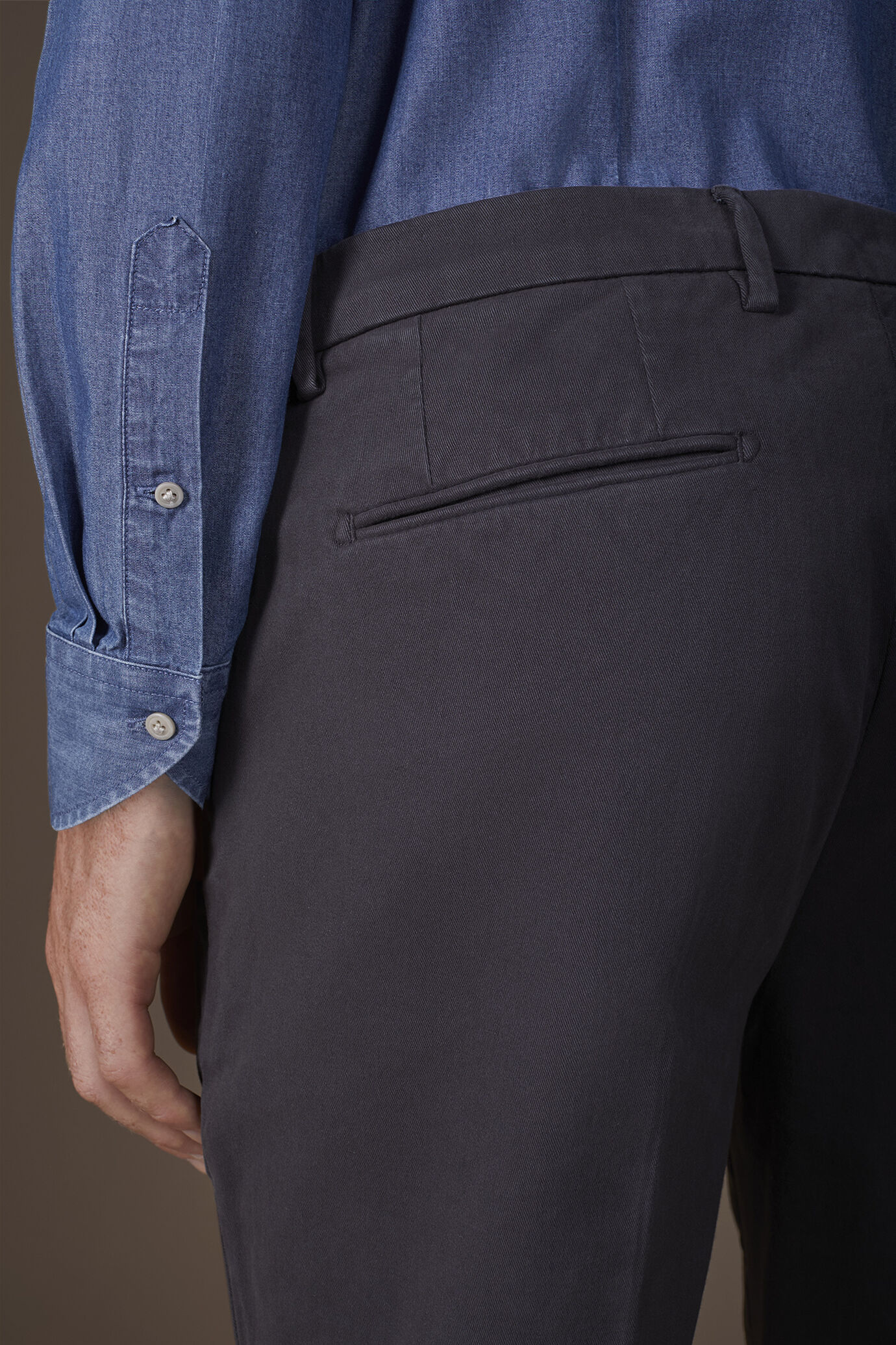 Pantalone uomo chino classico costruzione twill elasticizzato regular fit image number 3