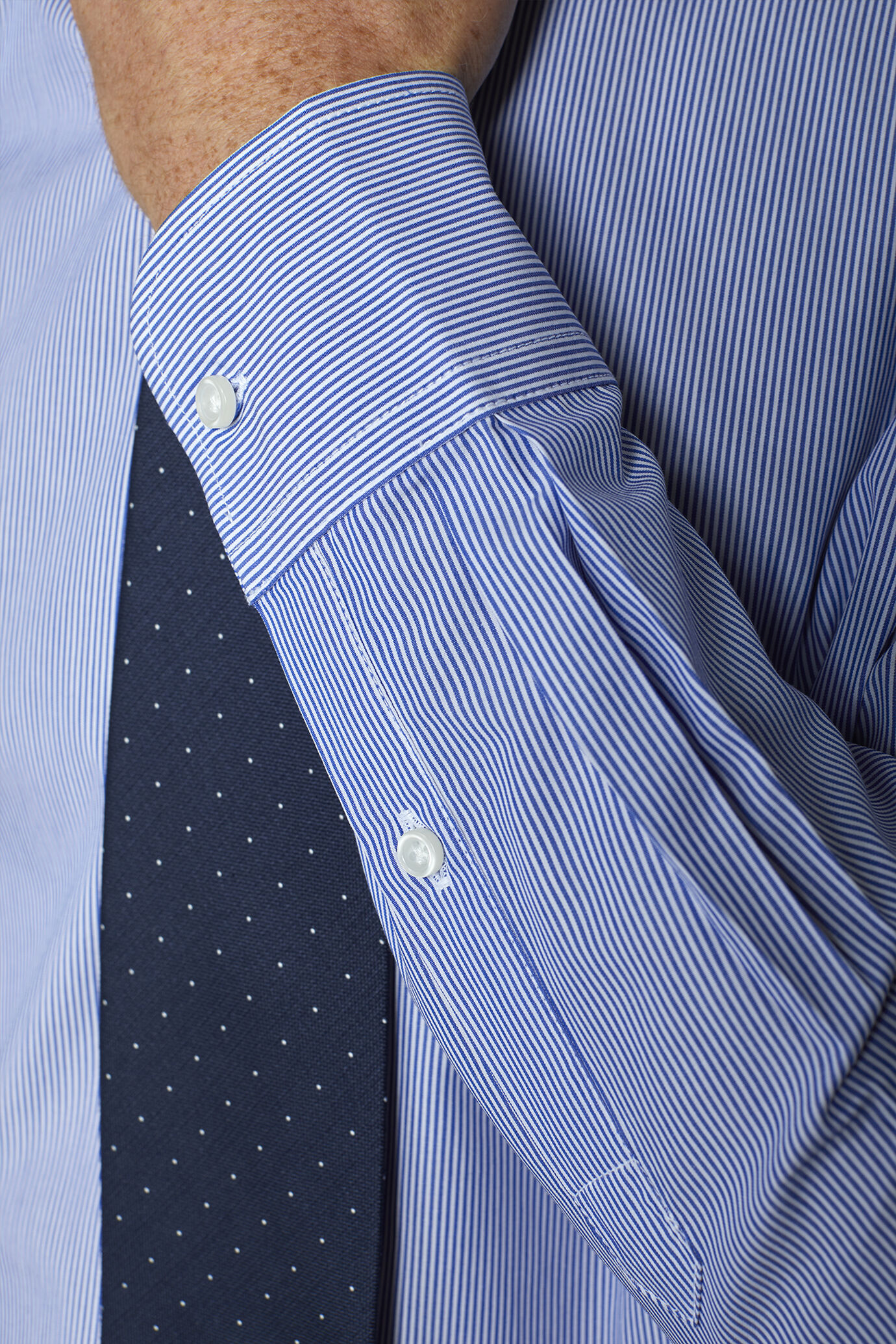 Men's classic slim fit French collar shirt with narrow stripe pattern image number 3