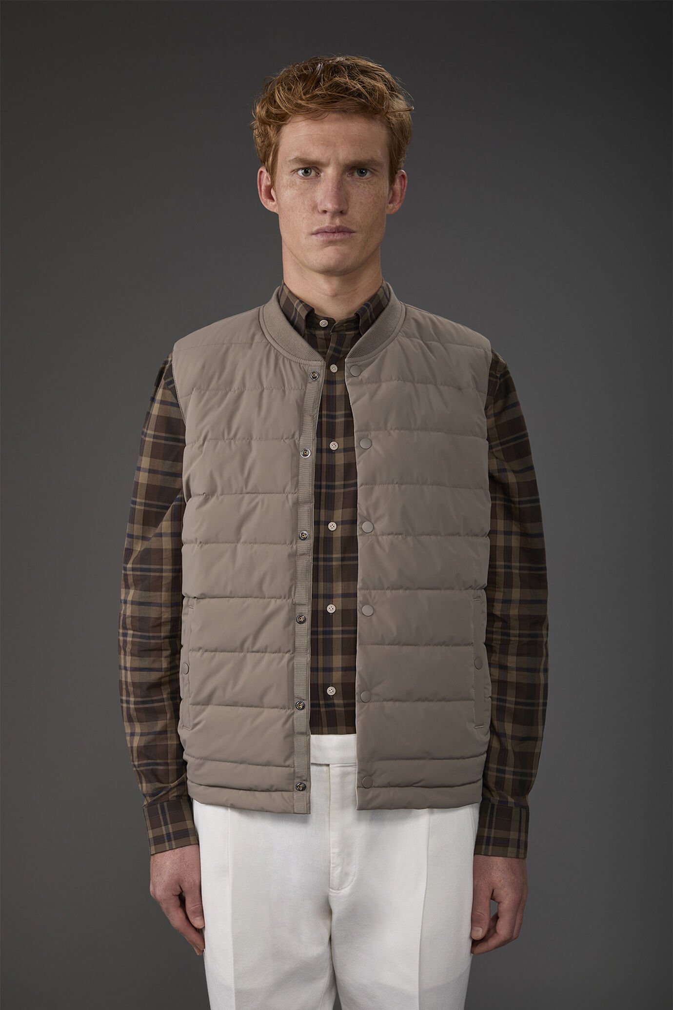 Men's reversible two-colour sleeveless vest with light padding image number 1