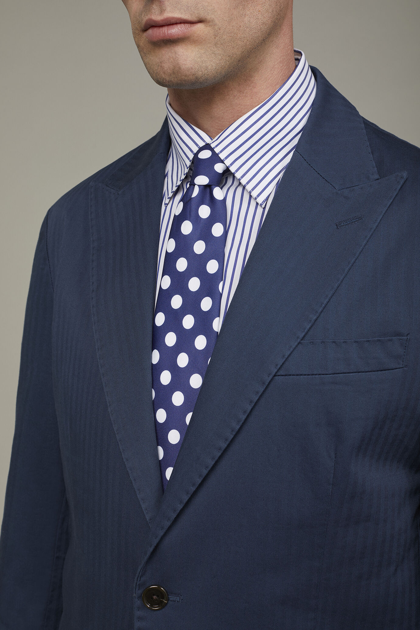 Veste homme à simple boutonnage, non doublée, avec revers en pointe et poches plaquées, coupe régulière image number 3