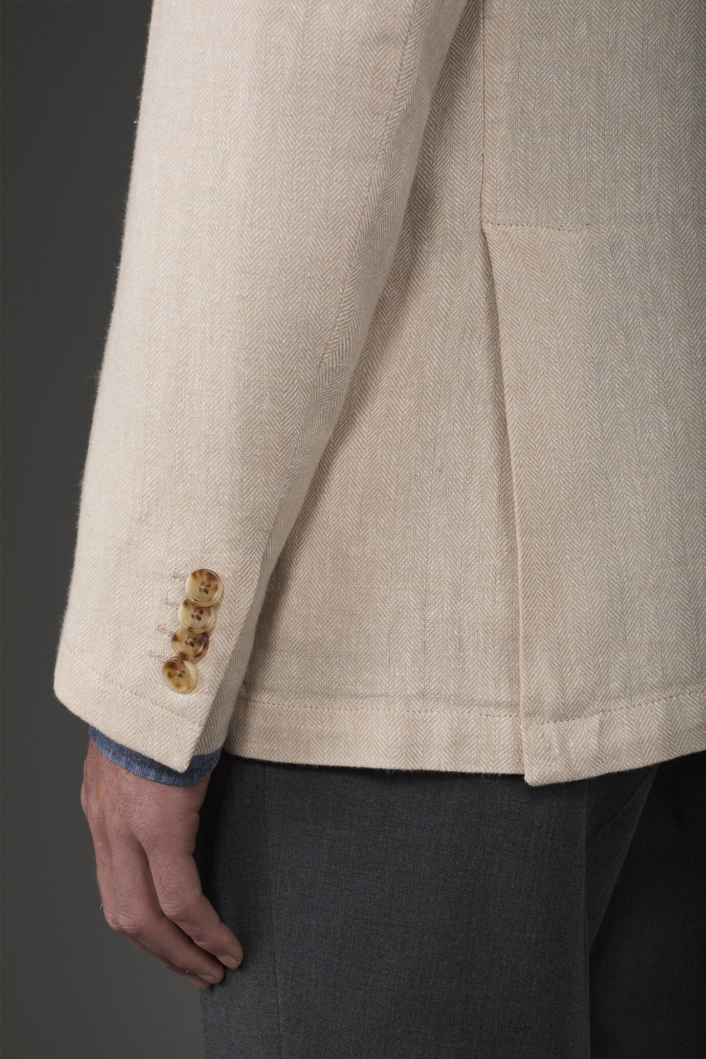 Veste homme à simple boutonnage, non doublée, avec revers en pointe et poches à rabat. image number 3