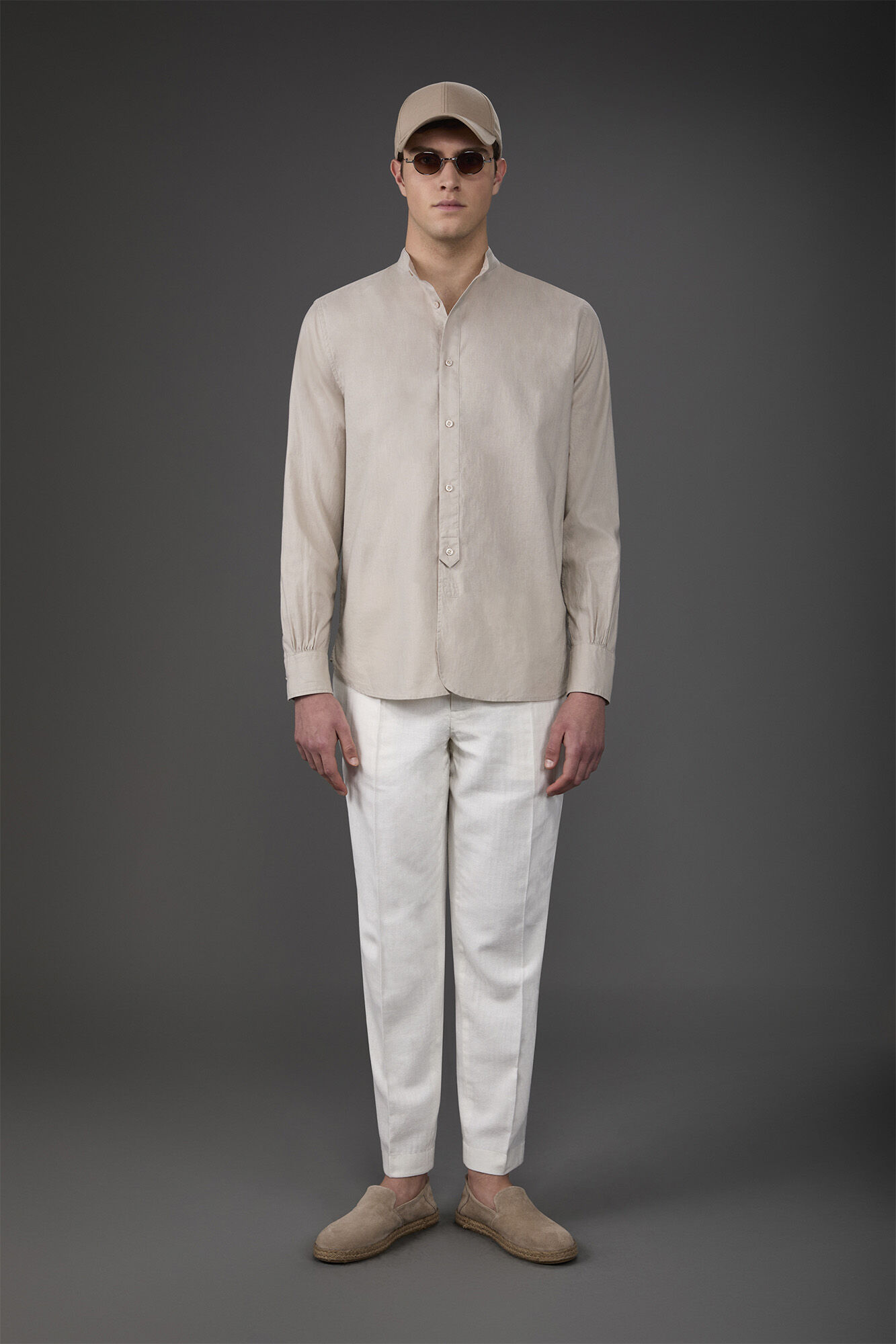 Casual men's shirt with mandarin collar and half button