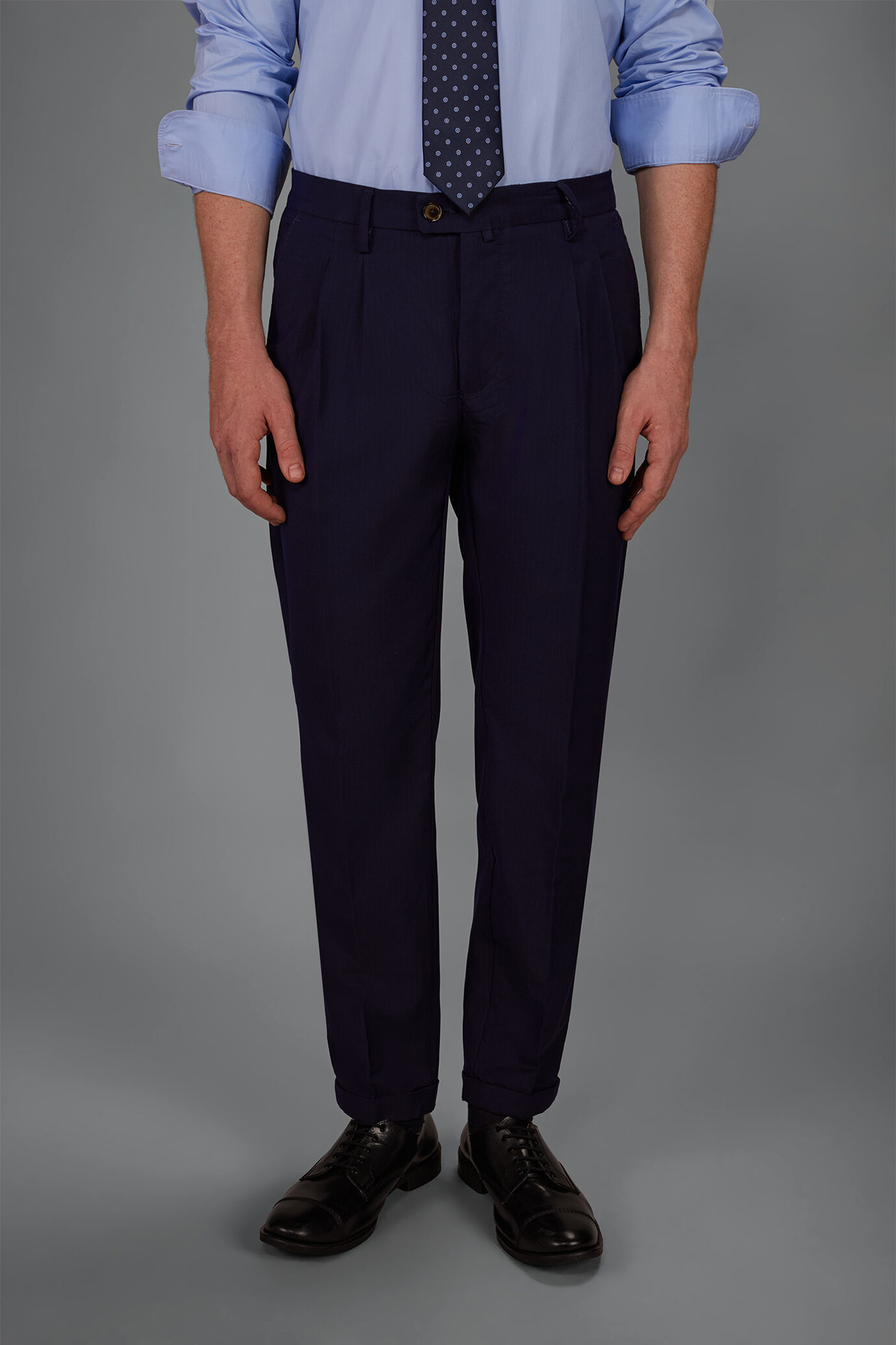 Men's pants with double pleats image number 1