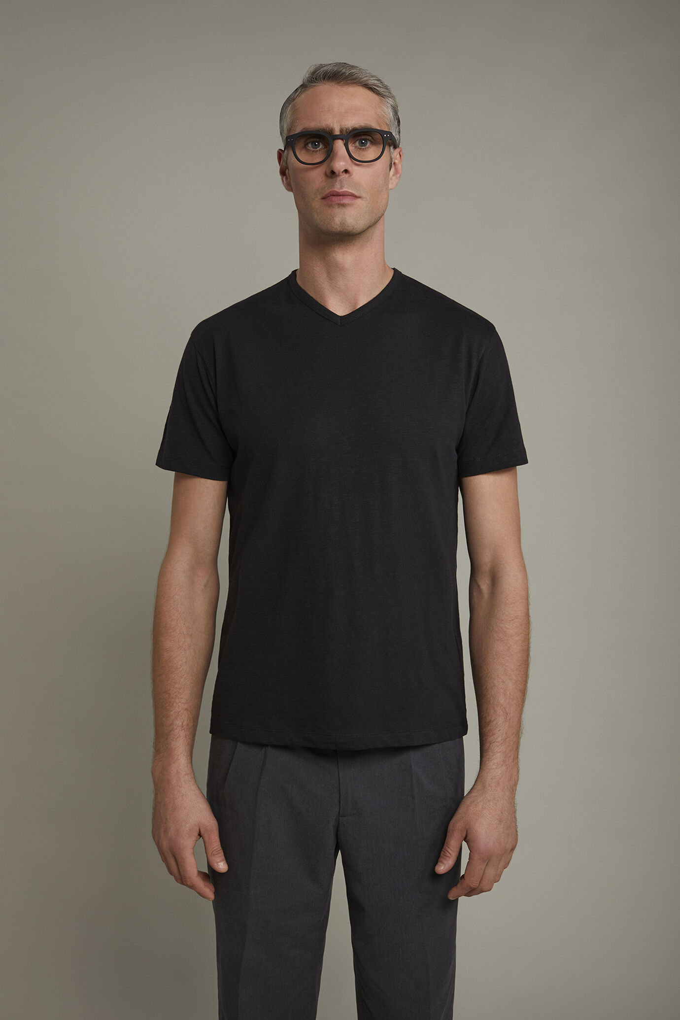 Herren-T-Shirt mit V-Ausschnitt aus 100 % Slub-Baumwolle in normaler Passform image number 2