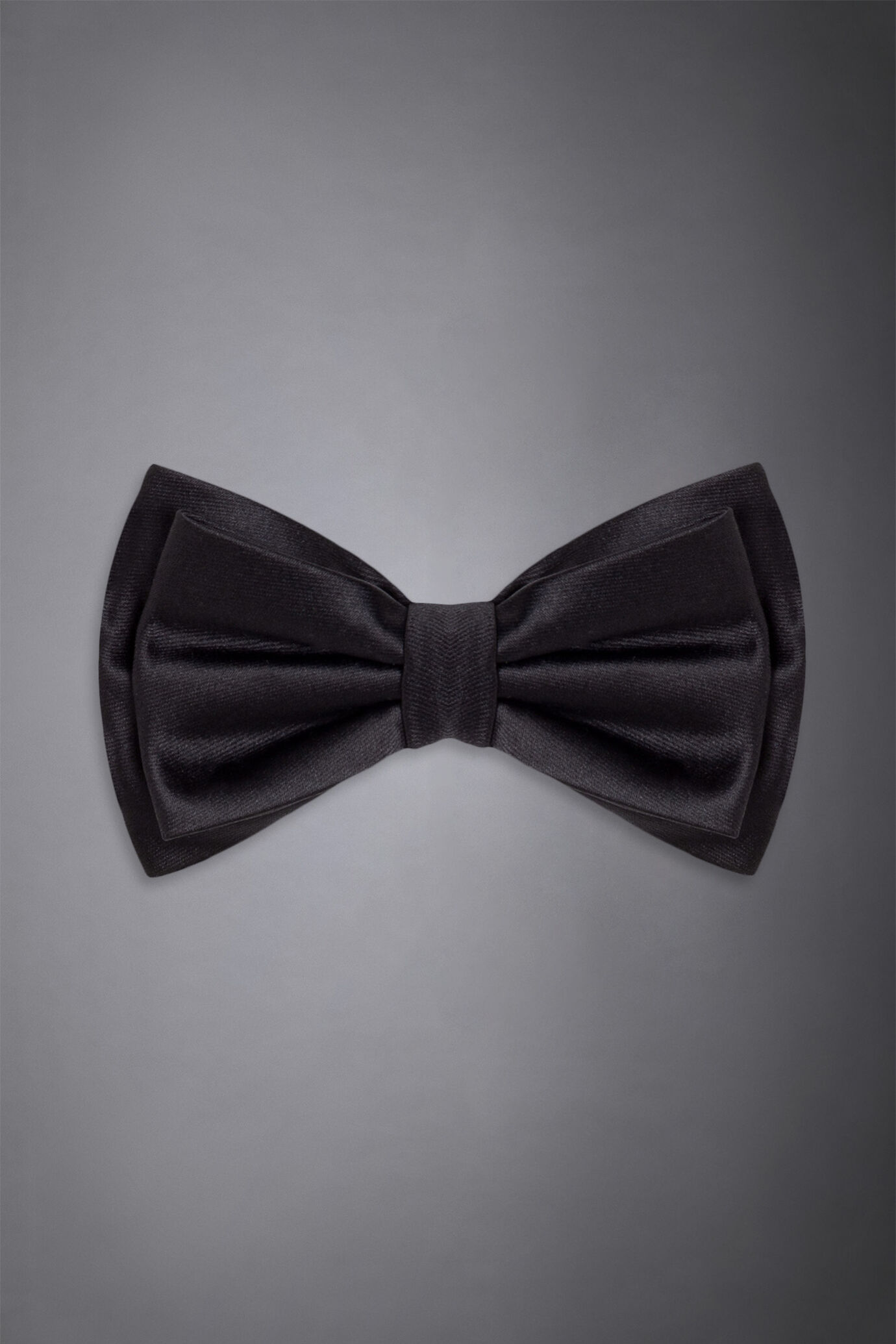 Solid colour bow tie