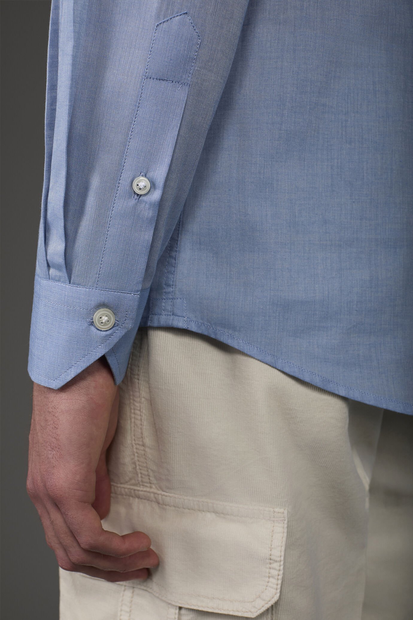 Chemise homme décontractée à boutons cachés, confectionnée dans un tissu en mousseline lavée image number 3