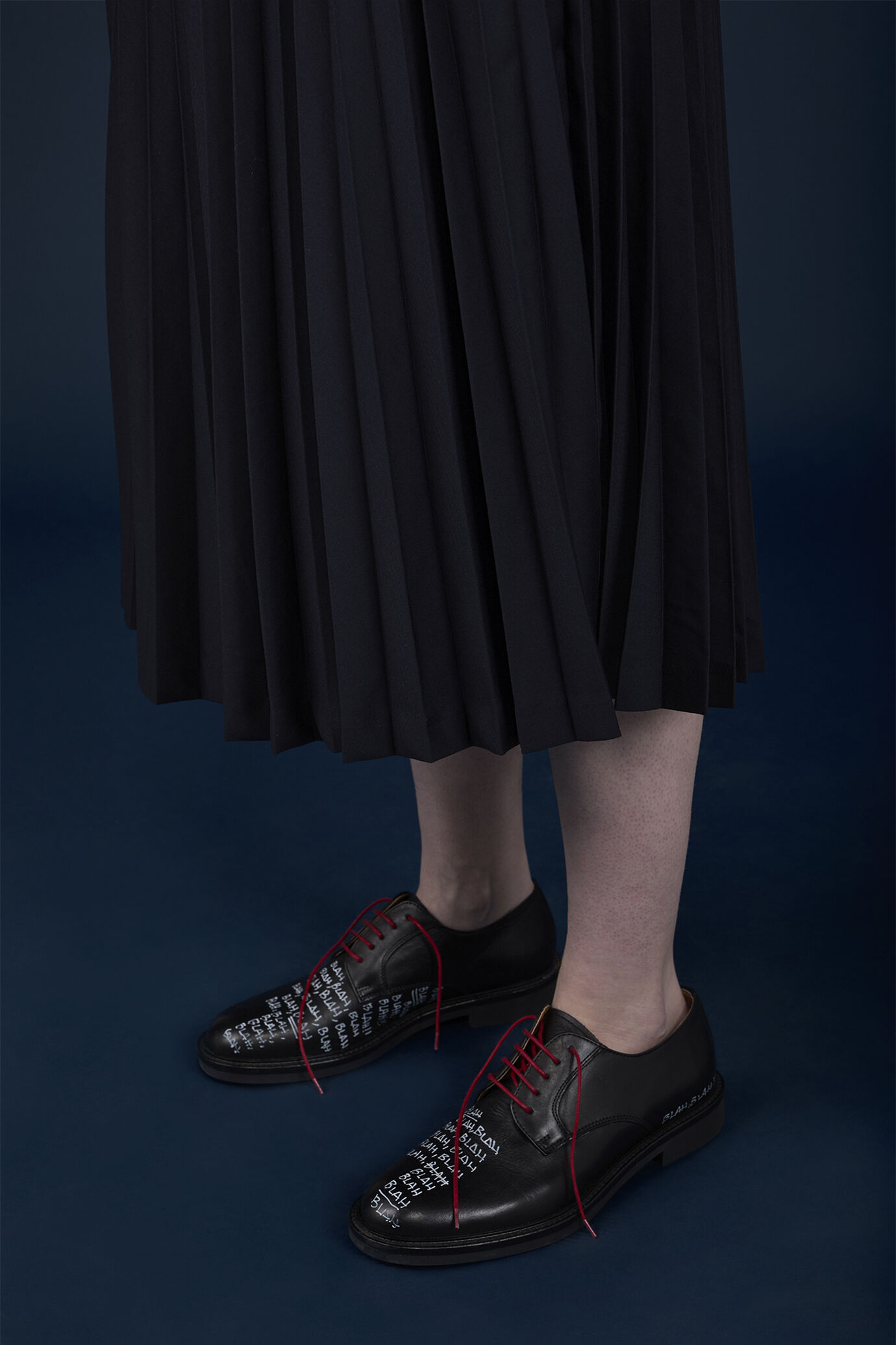 Women's regular fit plain pleated skirt with embroidery on the inside image number 3