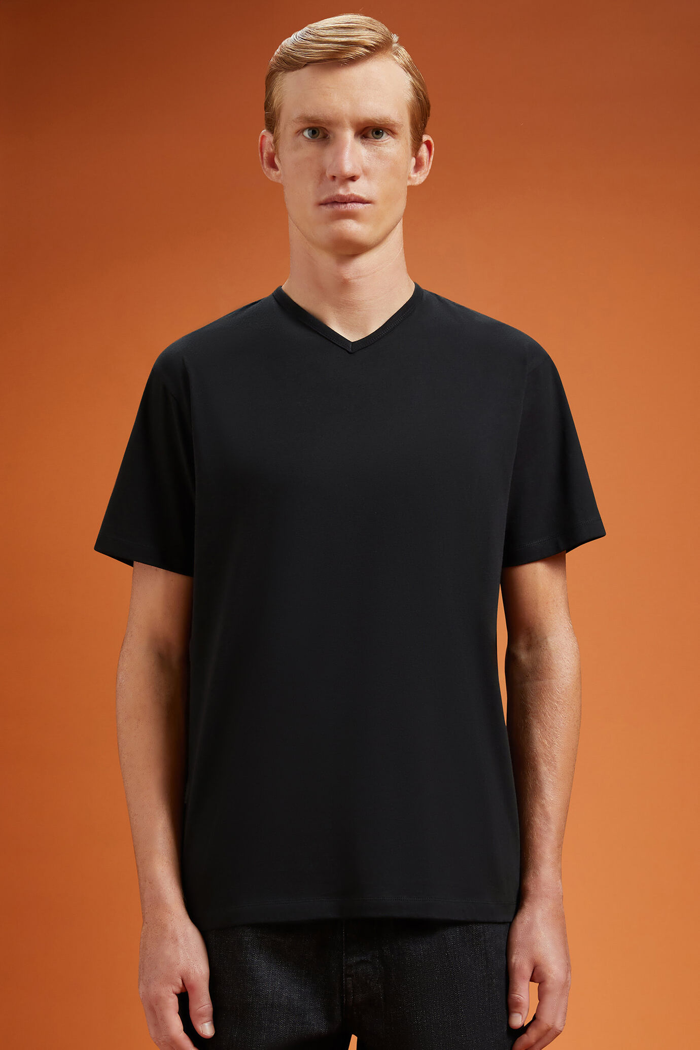 Men's regular fit short-sleeved V-neck T-shirt in 100% cotton slub ...