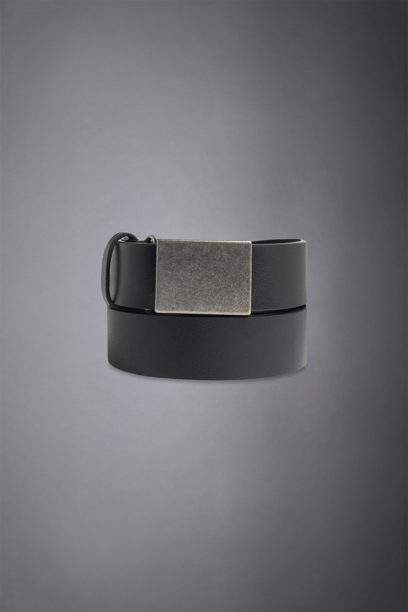 Men's belt covered in smooth leather
