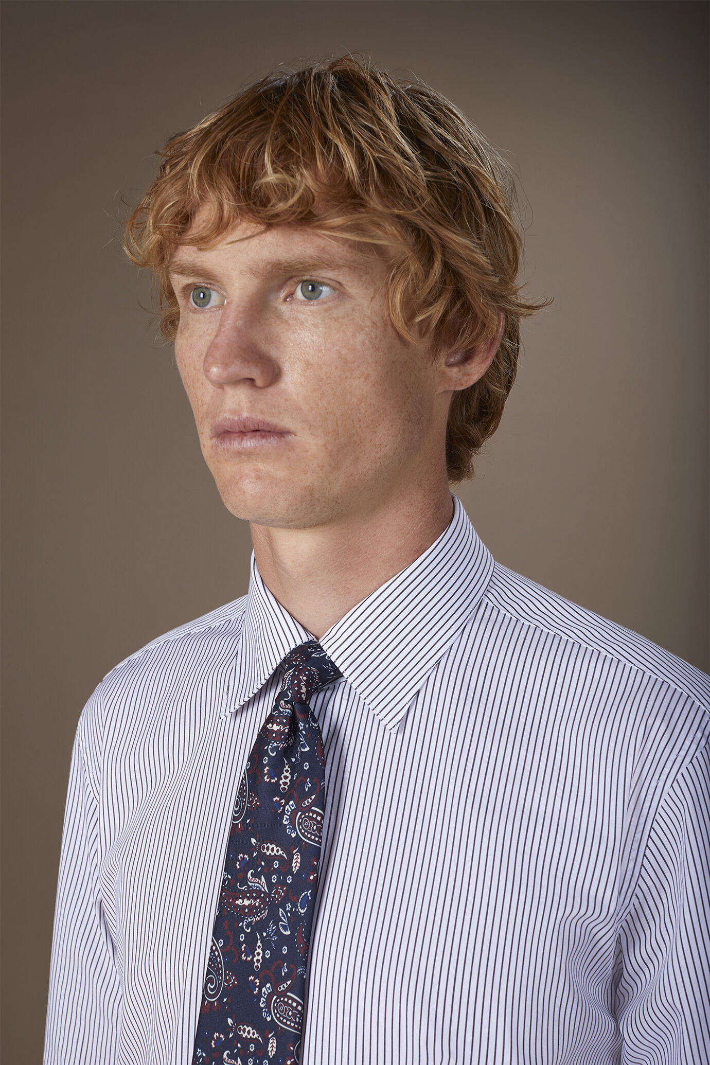 Camicia uomo collo francese adatta ai gemelli in 100% cotone con riga larga image number 2