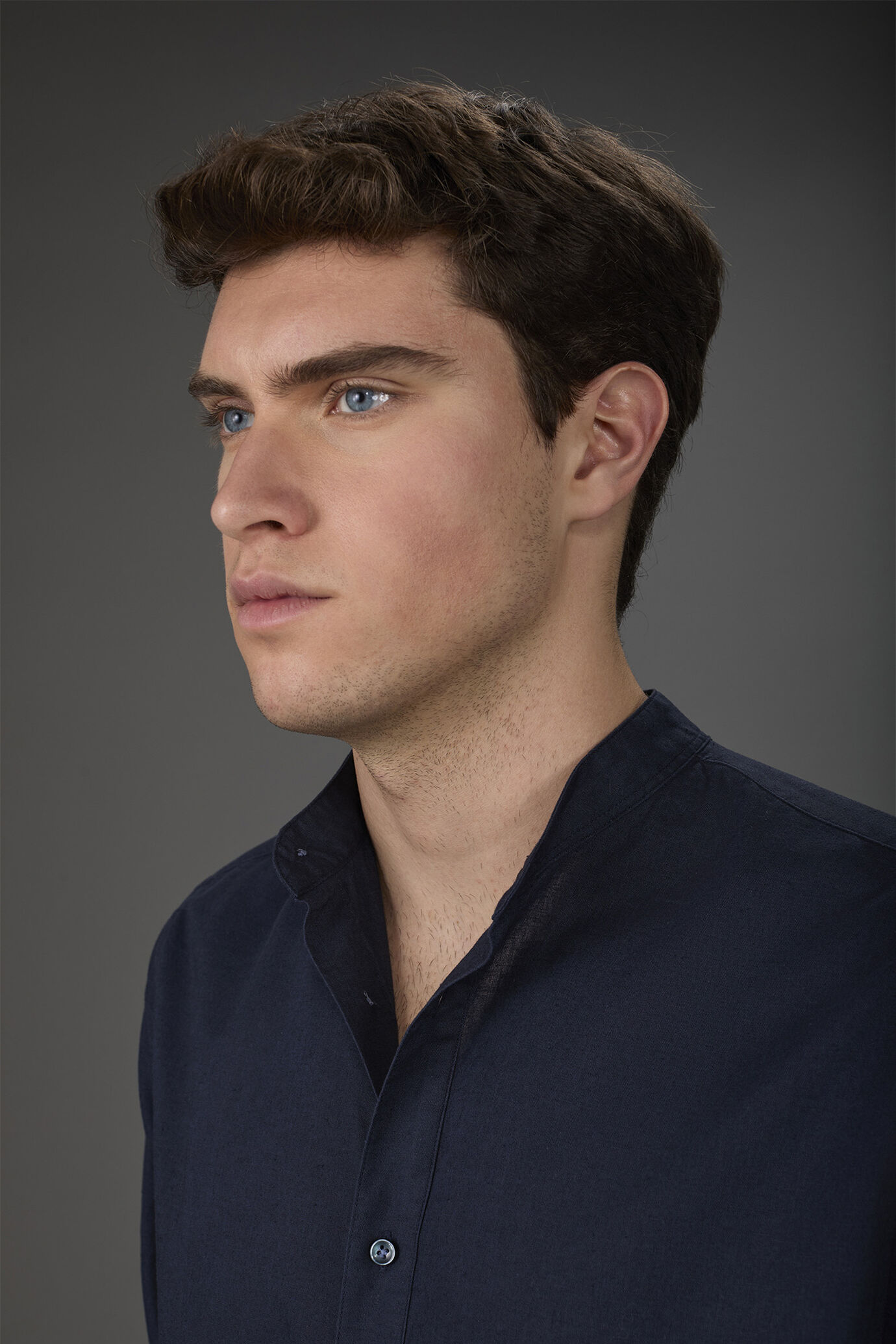 Casual men's shirt with mandarin collar and half button fastening, washed linen and cotton fabric image number 1