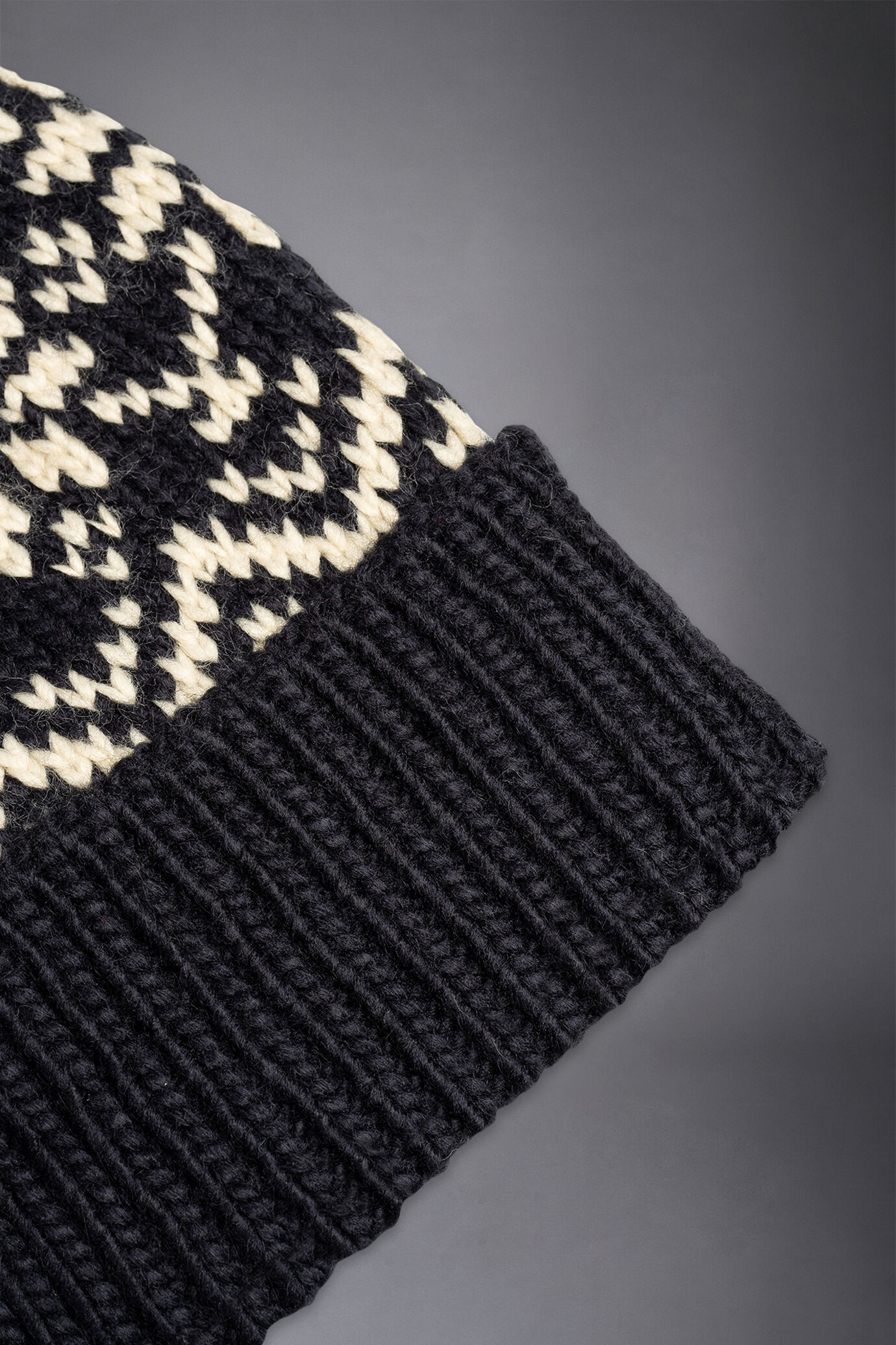 Men's cap with pompom image number 2