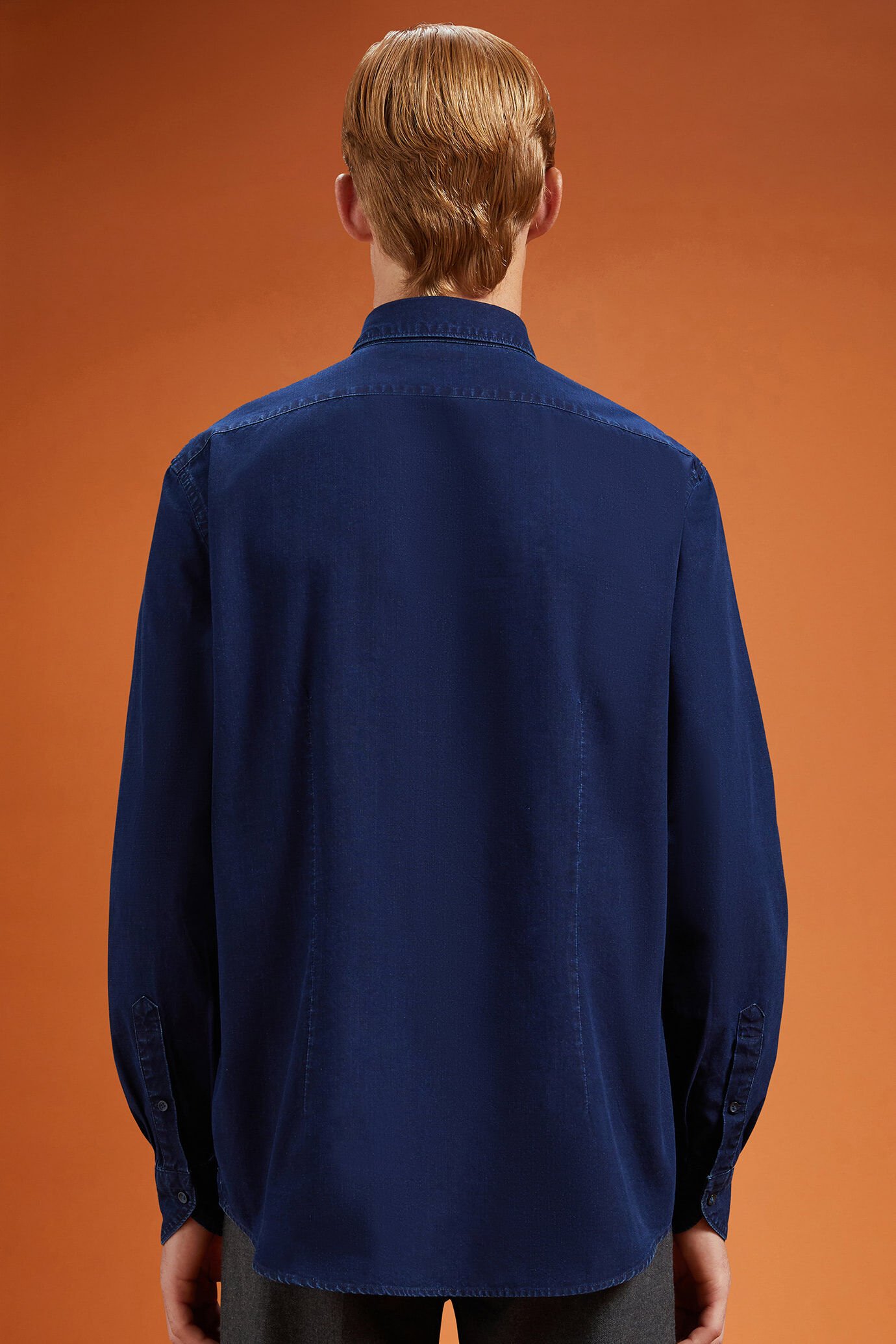 Herren-Freizeithemd mit klassischem Kragen aus 100 % Baumwolle in gewaschenem Chambray-Stoff in bequemer Passform image number 4