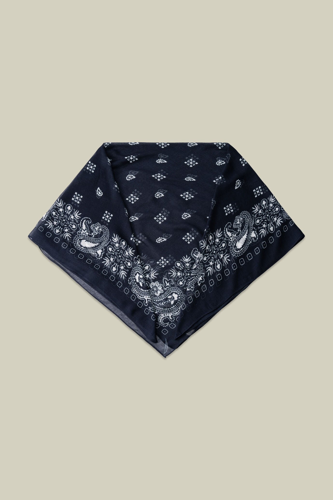 Women's paisly patterned scarf image number 0