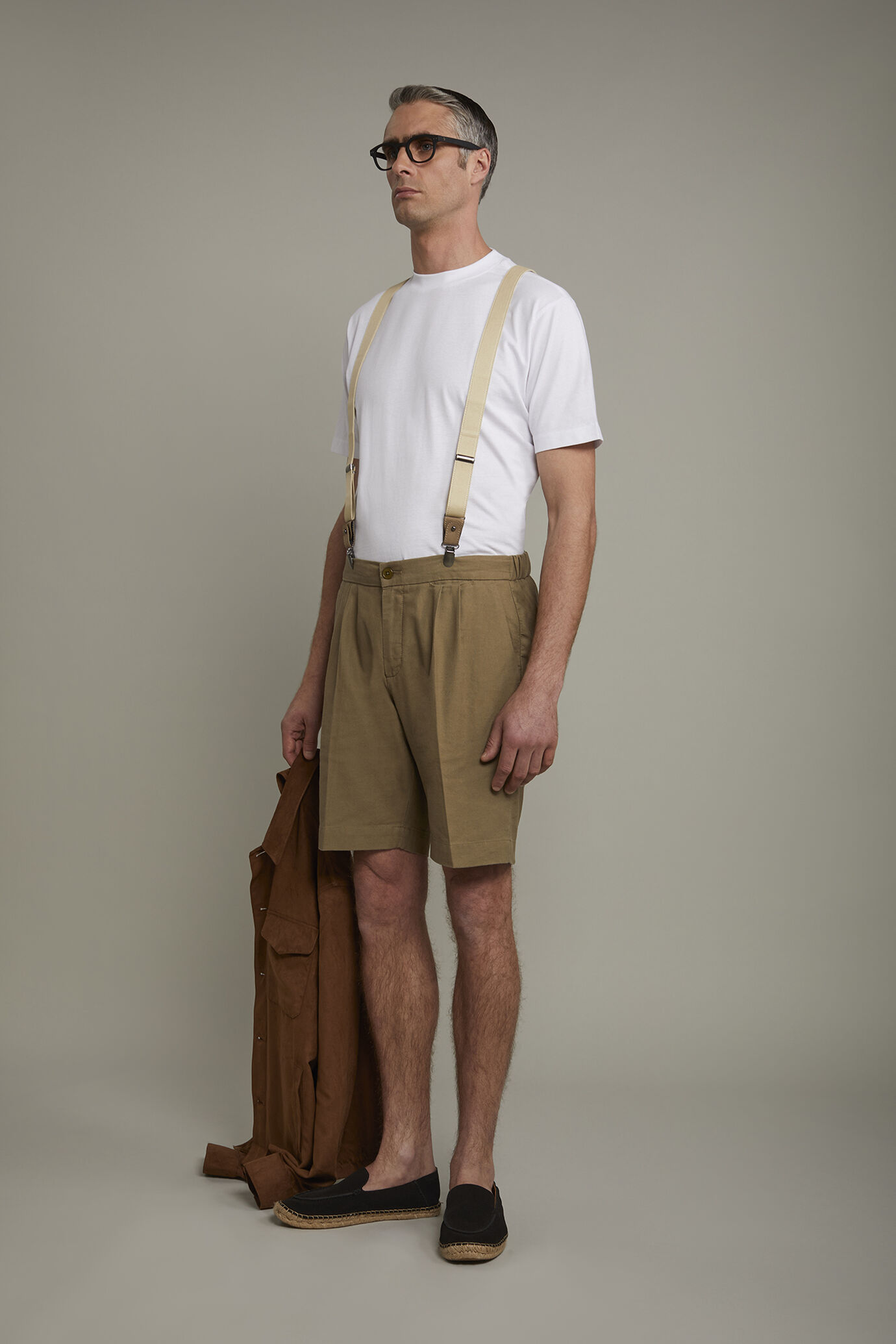 Men's Bermuda shorts with double pinces and laces on waist in linen-blend canvas fabric image number 1