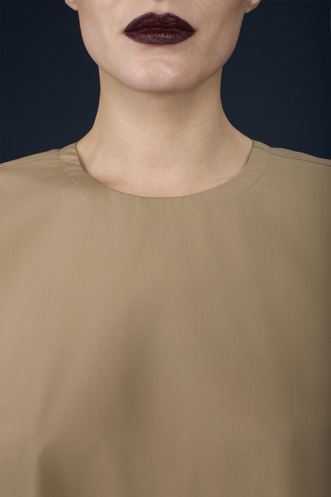 Robe courte &eacute;vas&eacute;e pour femme &agrave; manches courtes et poches lat&eacute;rales image number 3