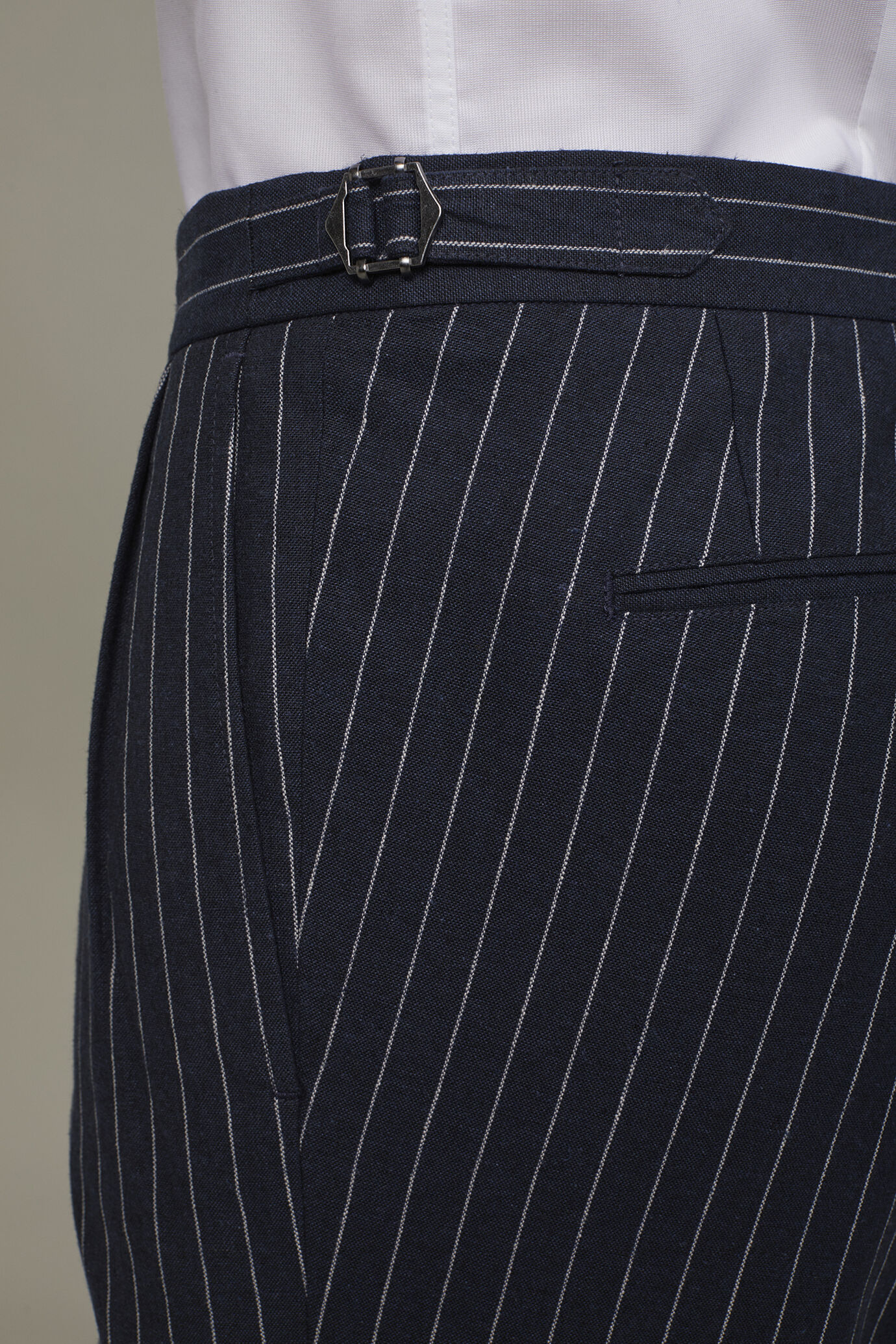 Pantalon homme classique à double pince en lin et coton avec motif à fines rayures coupe régulière image number 4