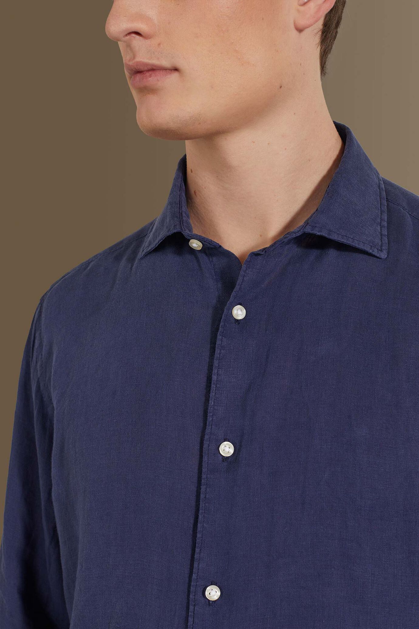 Camicia casual uomo collo francese 100% lino tinta unita image number 1