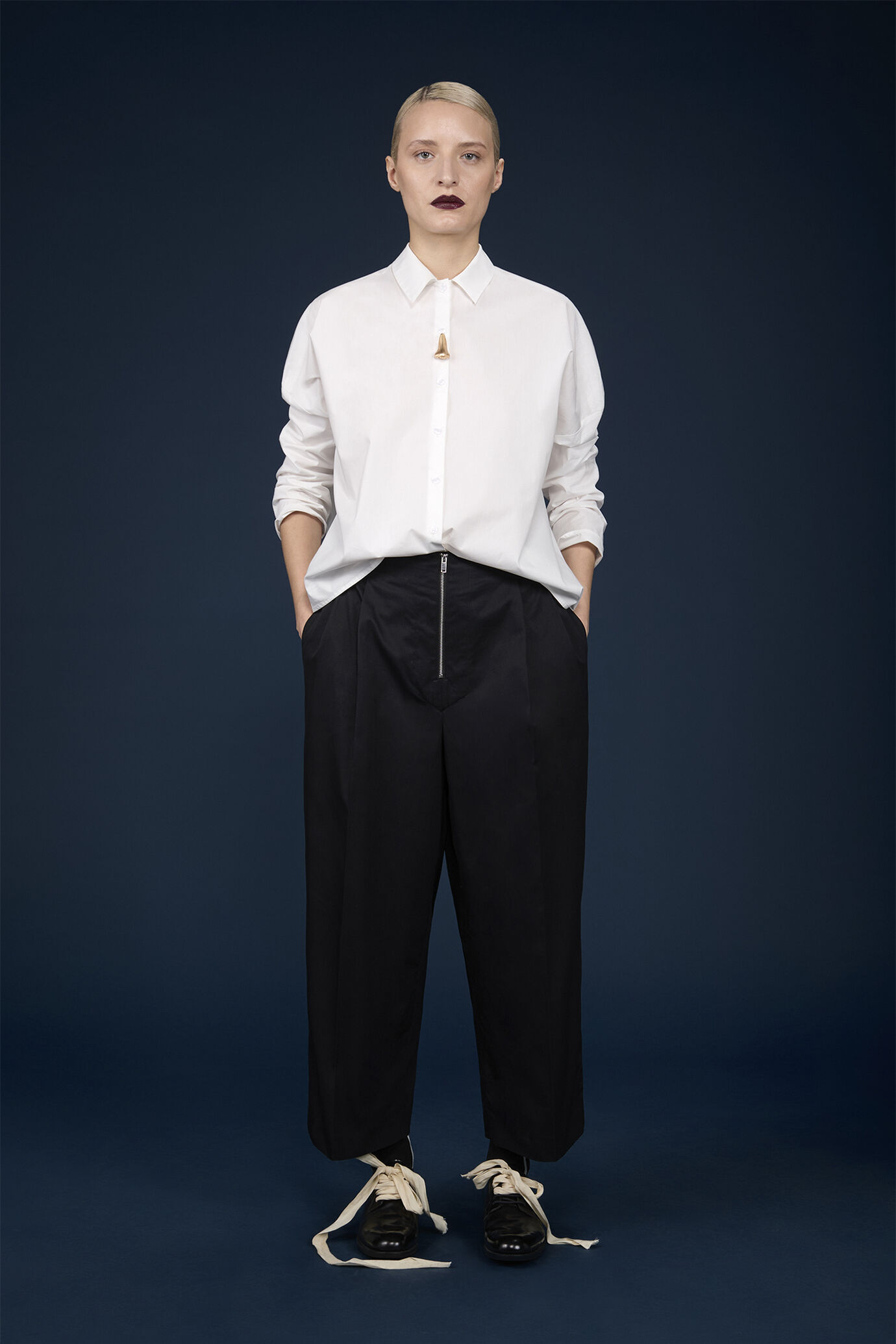 Pantalon carotte femme, modèle large à la taille avec zip apparent, 100 % coton image number 1