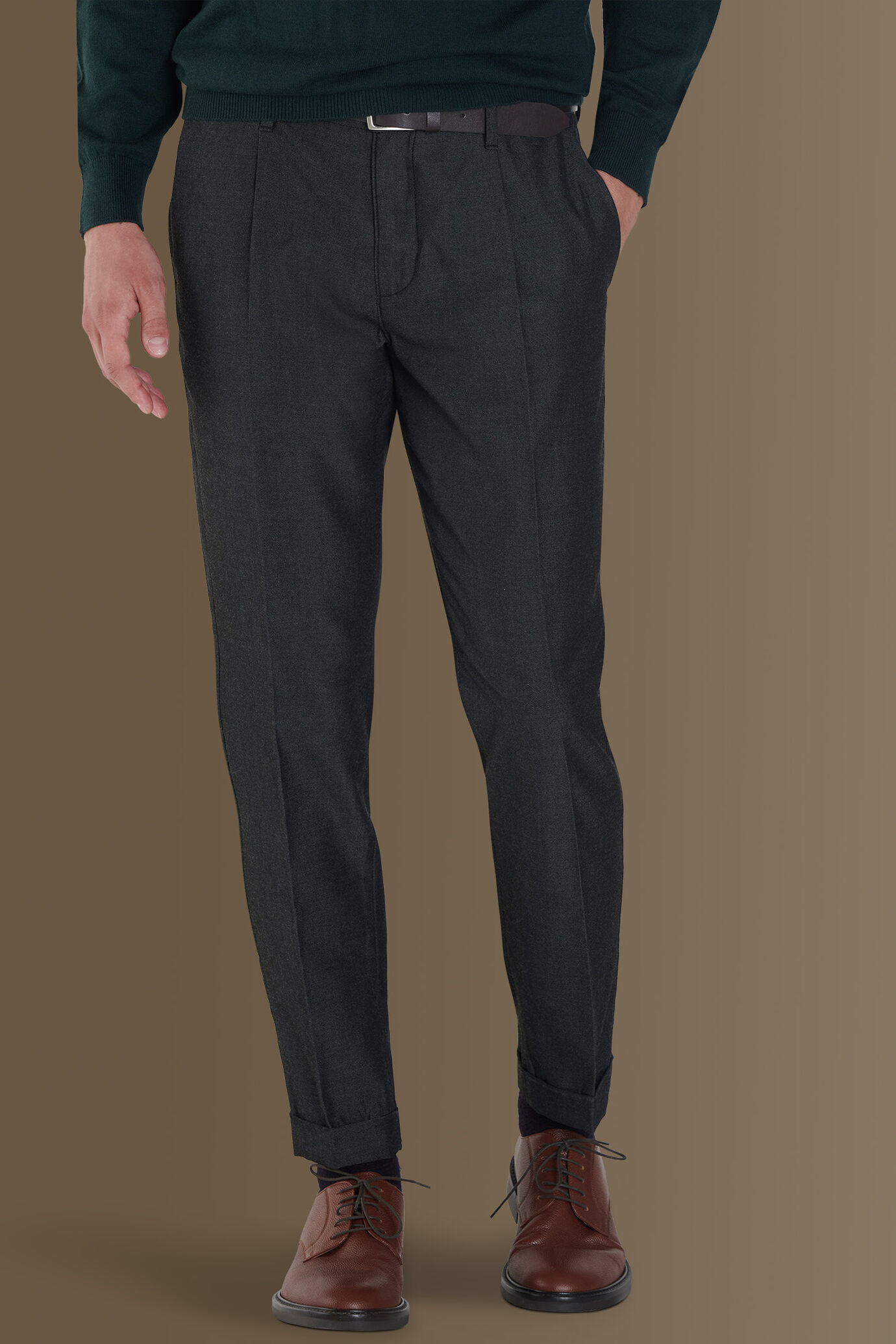 Pantalone uomo chino con pinces singola e risvolto image number 1