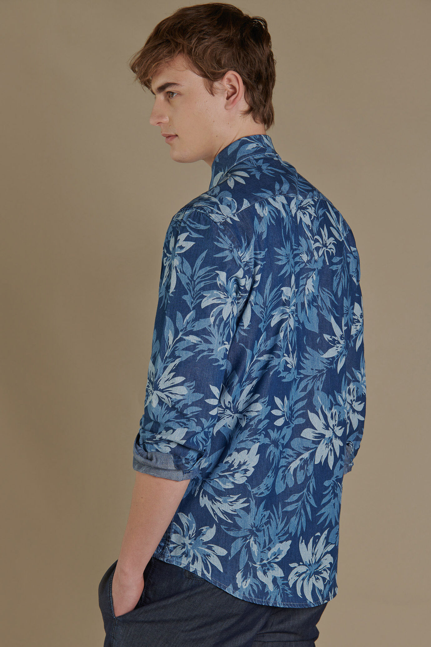 Camicia casual uomo collo francese denim stampa a fiori image number 2