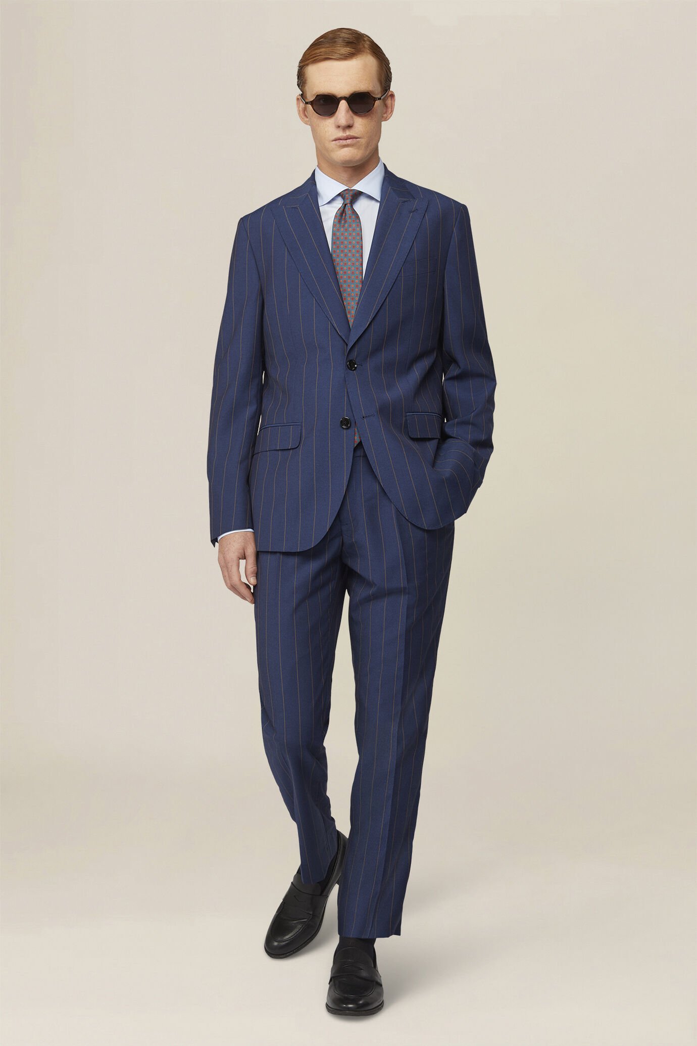 Abito uomo tessuto gessato con pantaloni doppia pince e giacca con collo a lancia