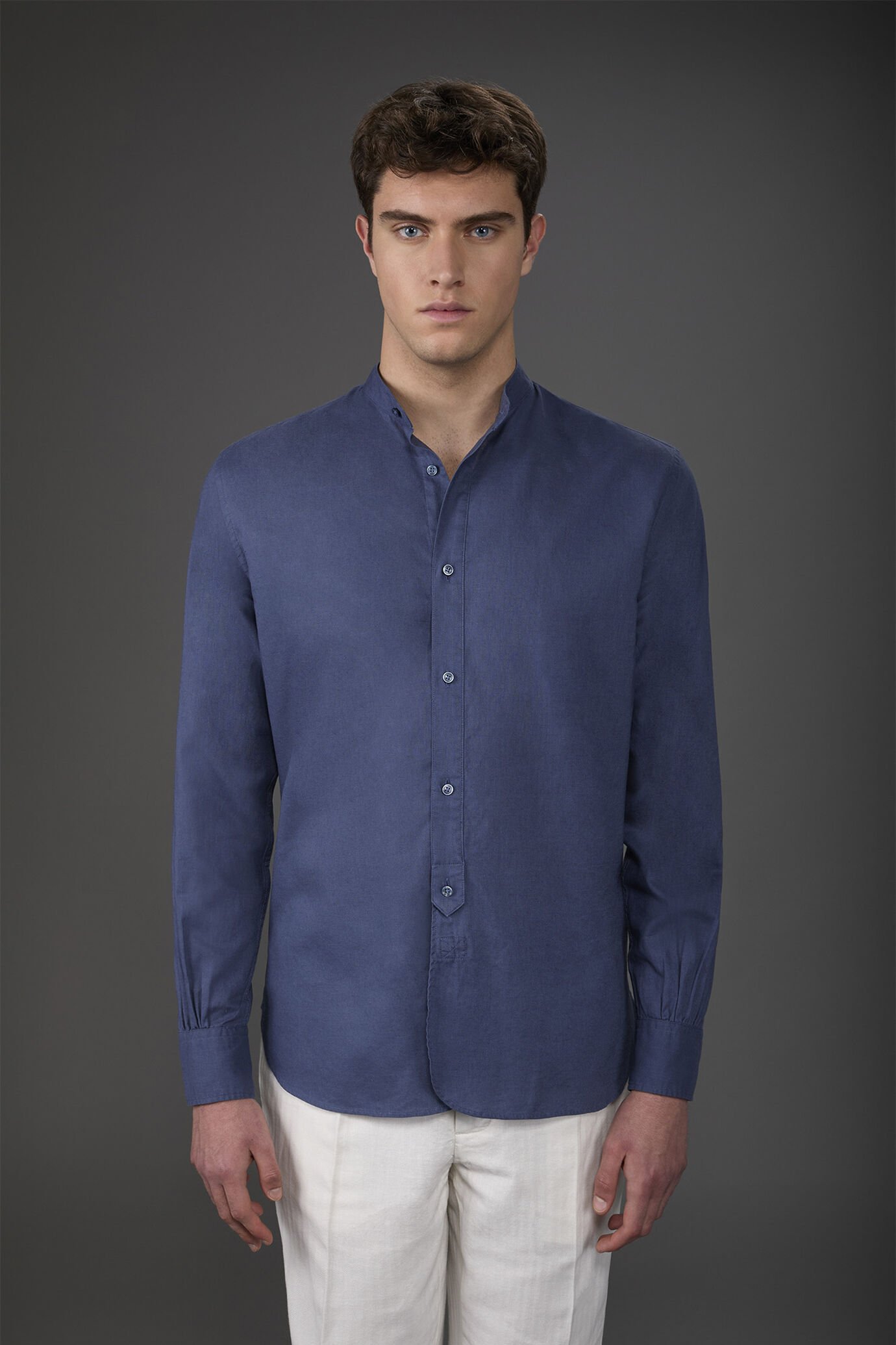 Camicia uomo casual collo alla coreana e abbottonatura a metà tessuto in lino e cotone lavato image number 0