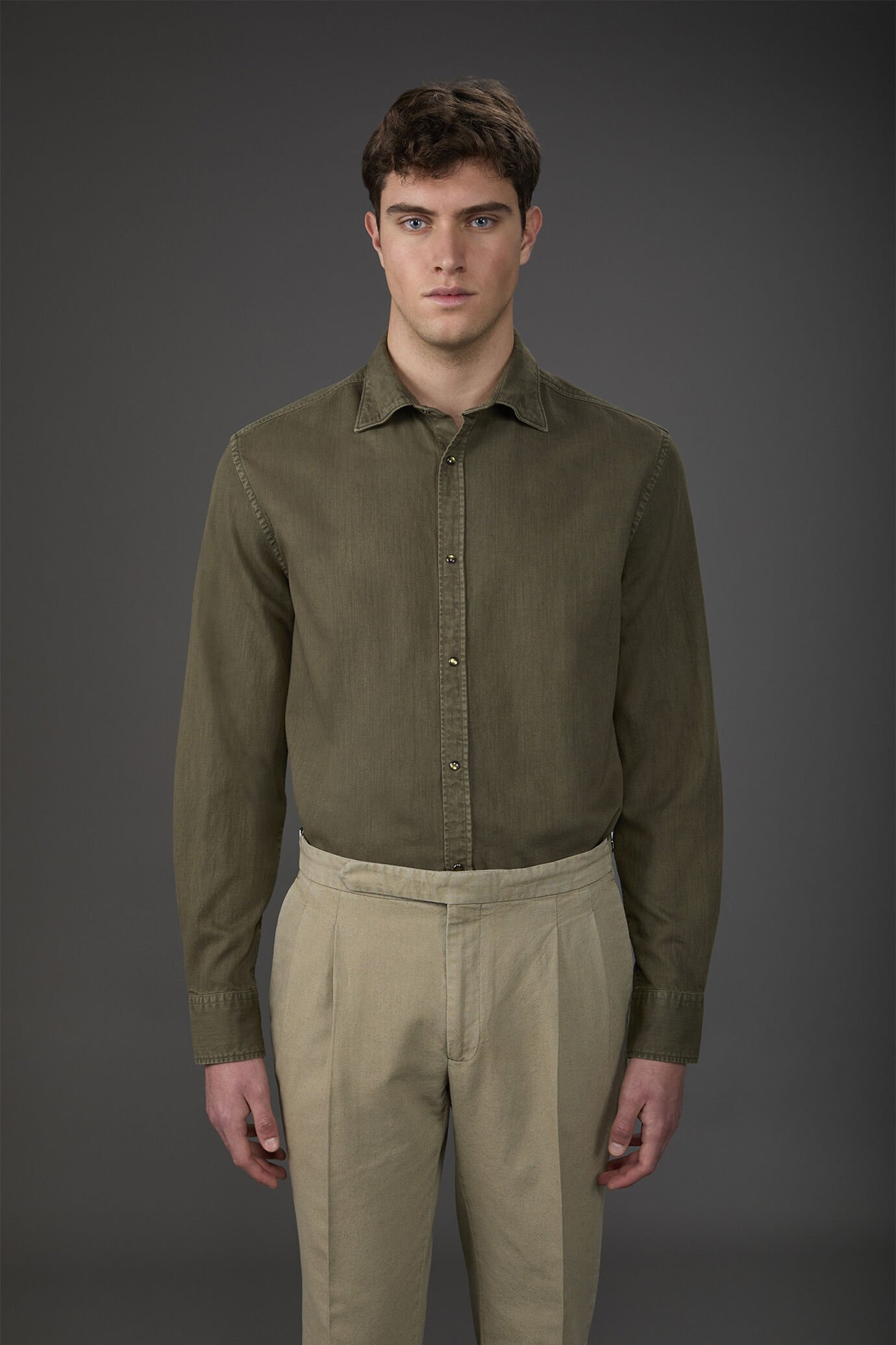 Men's casual shirt with classic collar, chambray fabric
