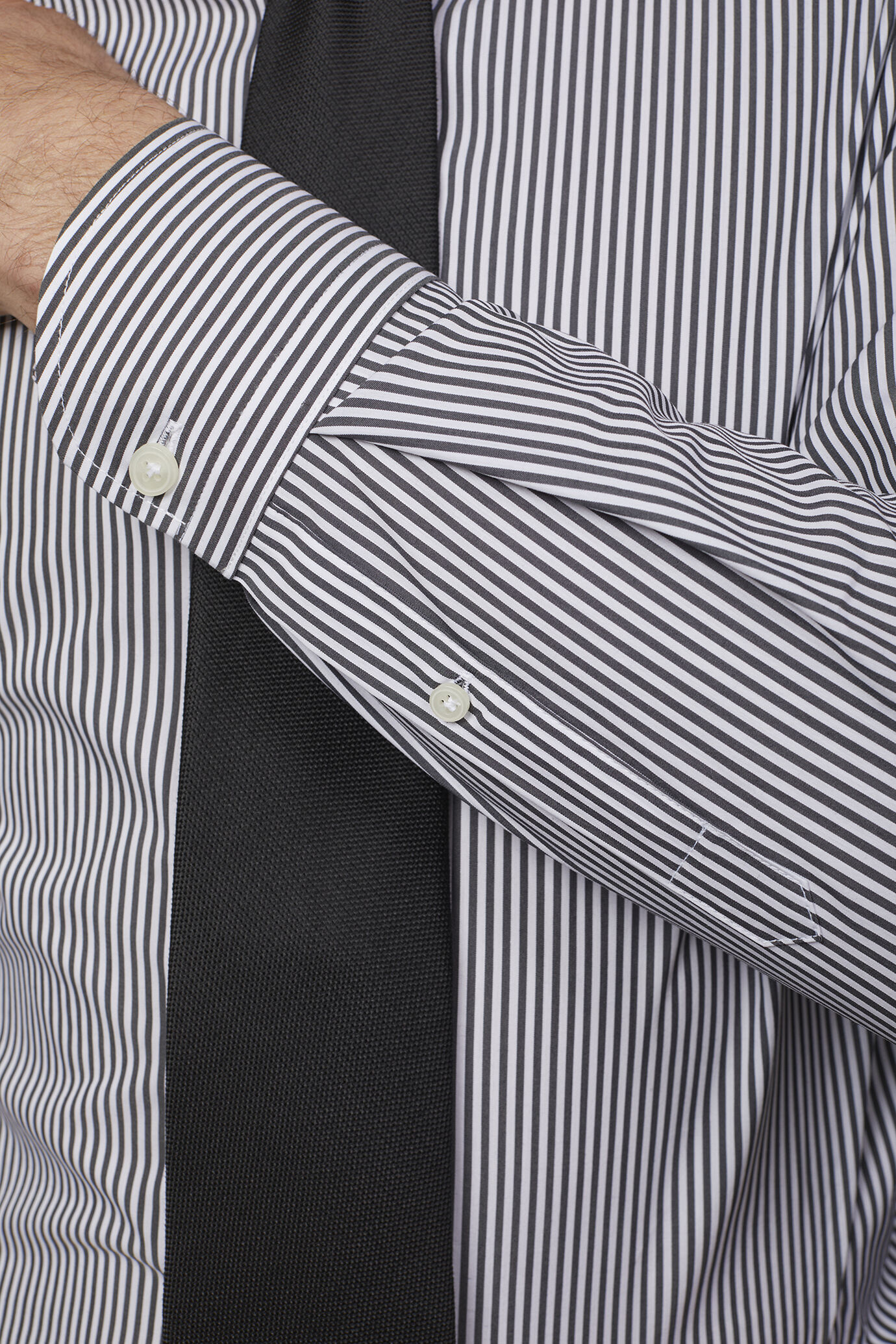 Technisches Herrenhemd mit klassischem Kragen aus Nylon mit aufgedruckten Streifen in normaler Passform image number 4