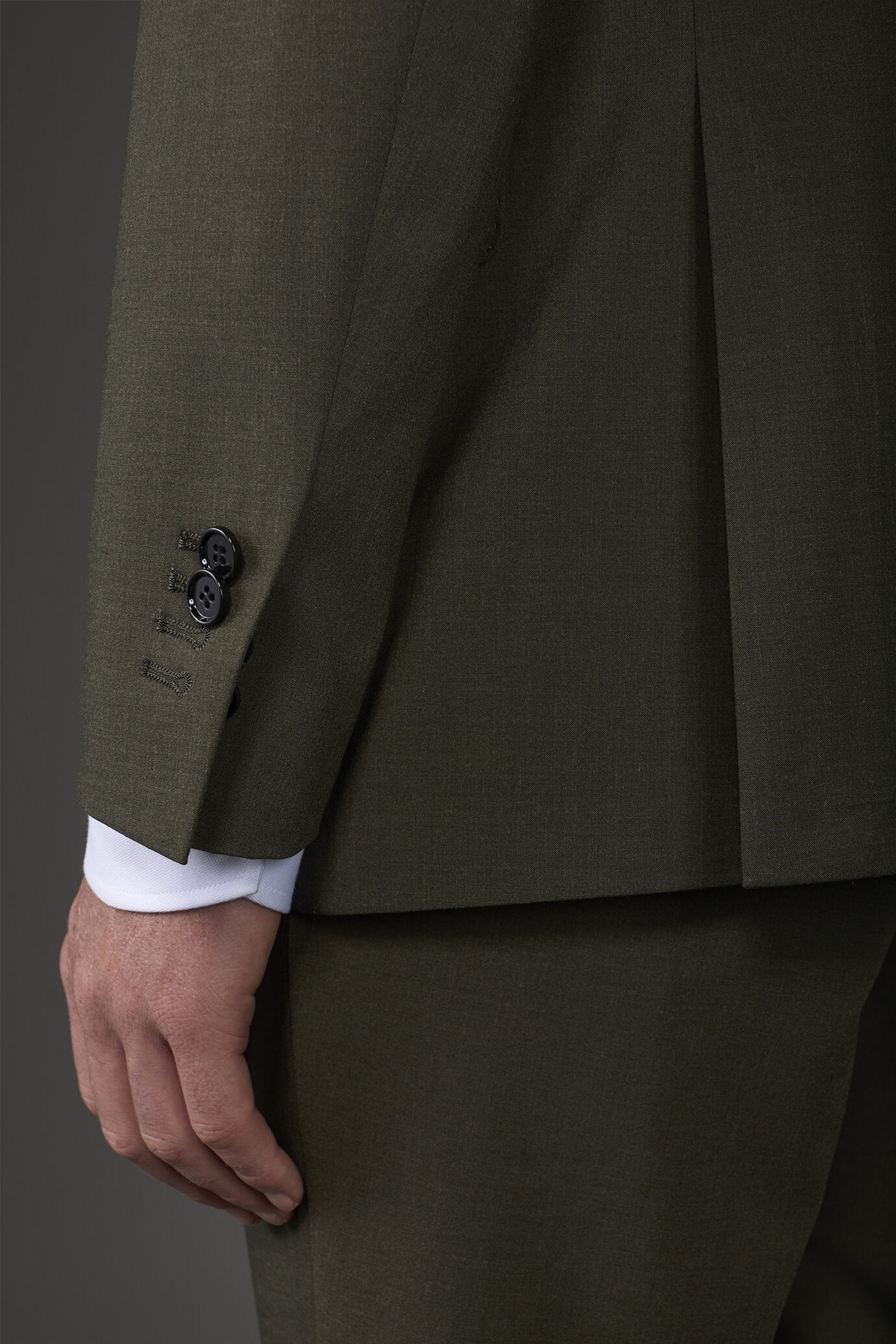 Double-breasted men's suit with single-pleat trousers in two-way stretch fabric image number 3