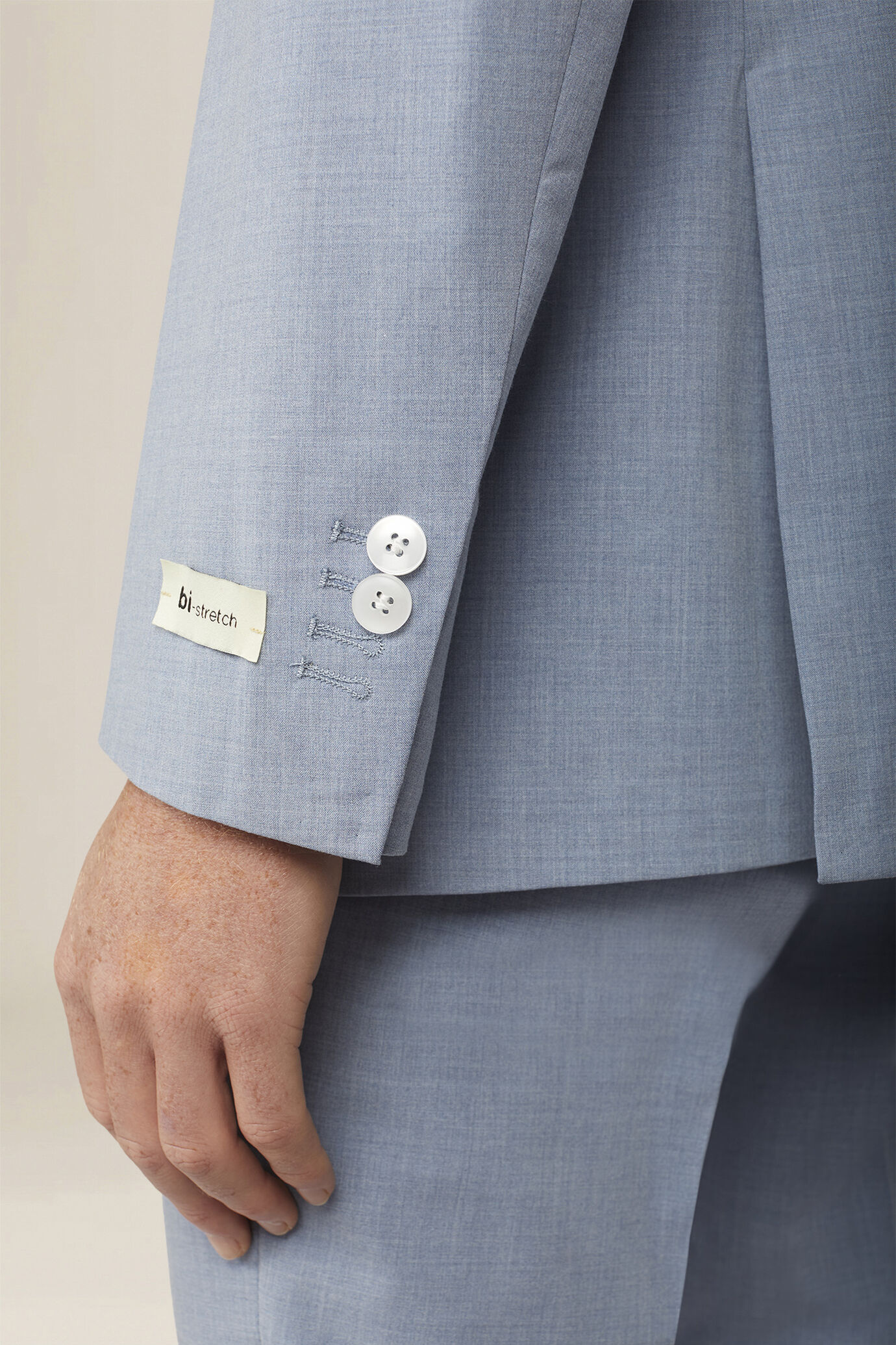 Single-breasted men's suit with single-pleat trousers in two-way stretch fabric image number 3