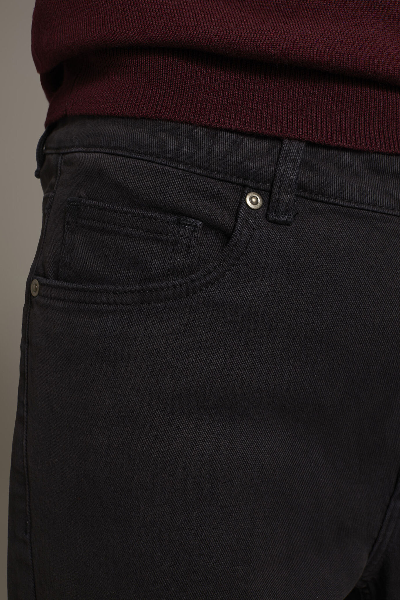 Regular fit 5 pockets trousers in bull twill fabric image number 4