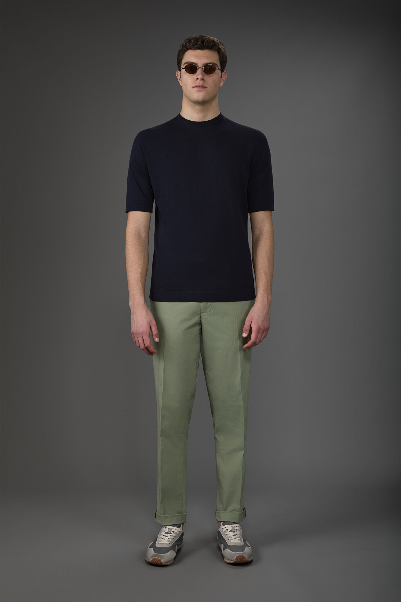 Pantalone uomo in cotone leggero con due piccole pinces e bottone nascosto image number 0
