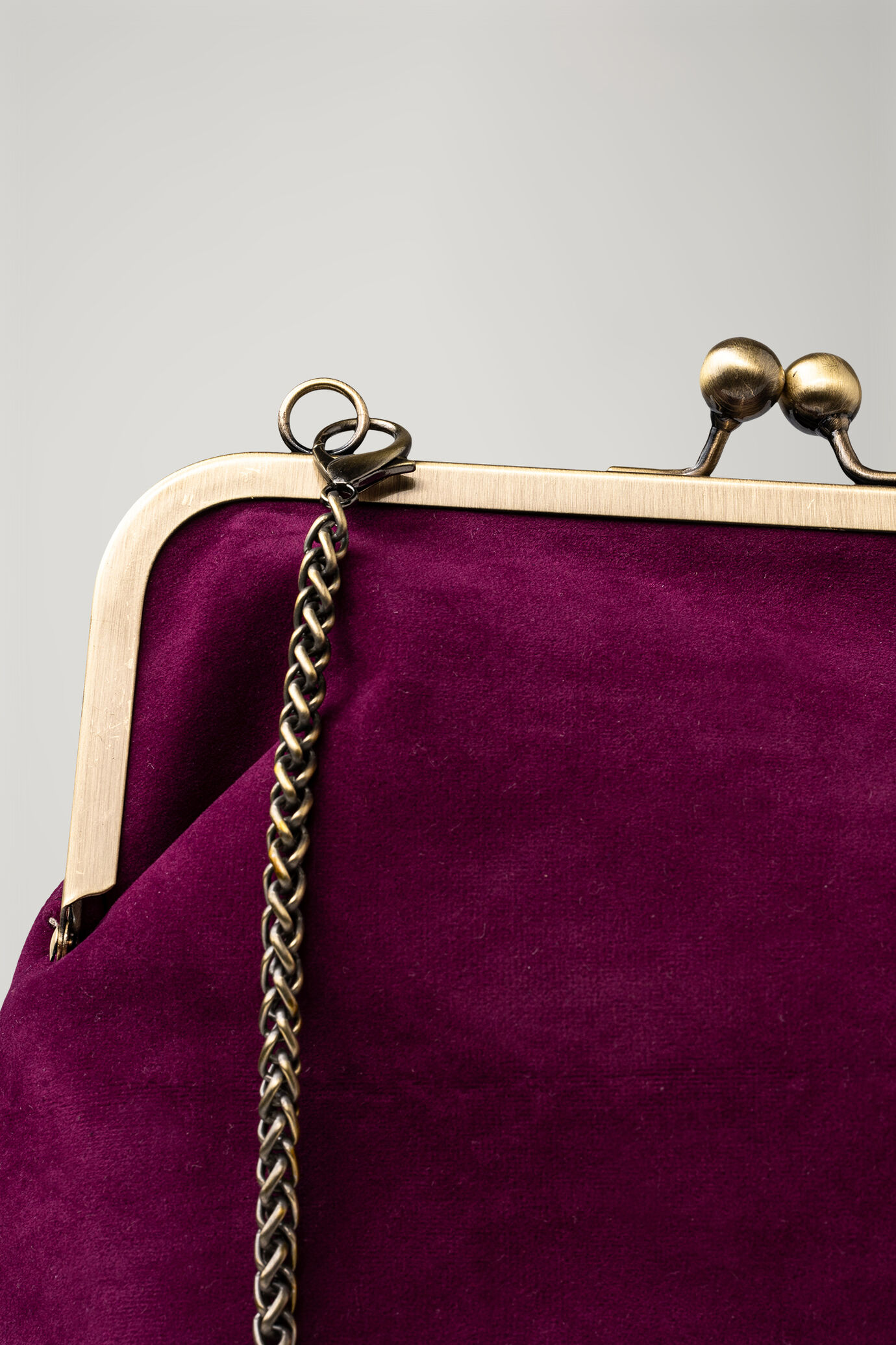 Women's velvet clutch bag image number 2
