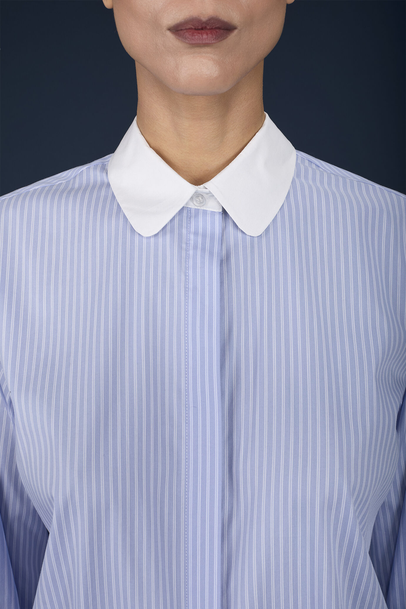 Camicia donna classica con collo bebè polsi in unito e tessuto tinto filo a righe image number 2