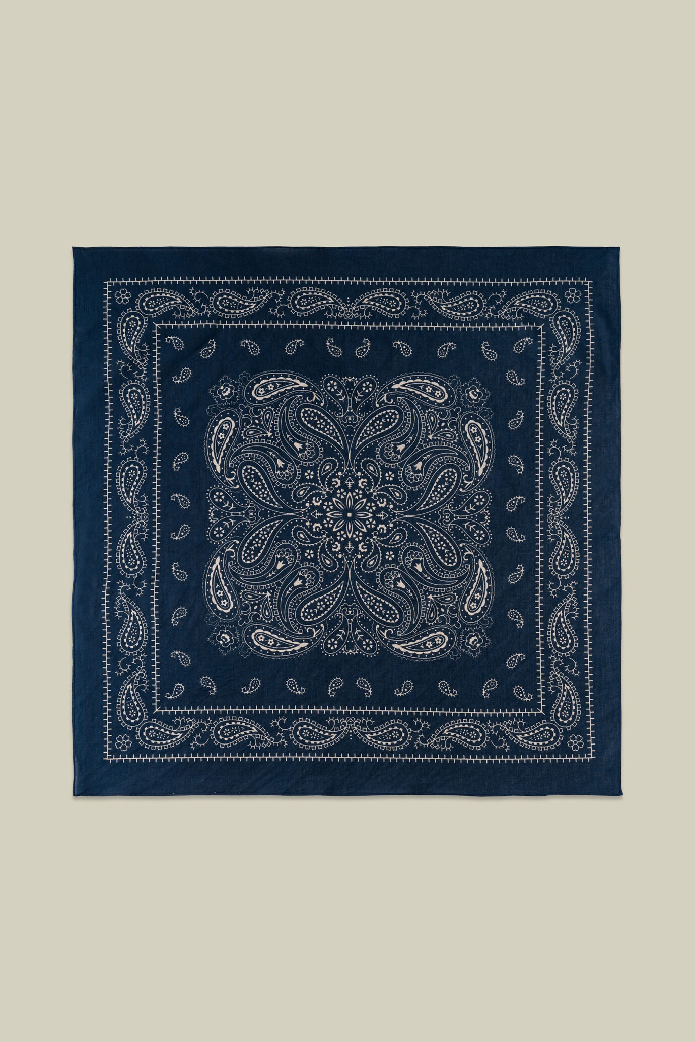 Herrenschal mit auff&auml;lligem Makromuster image number 1