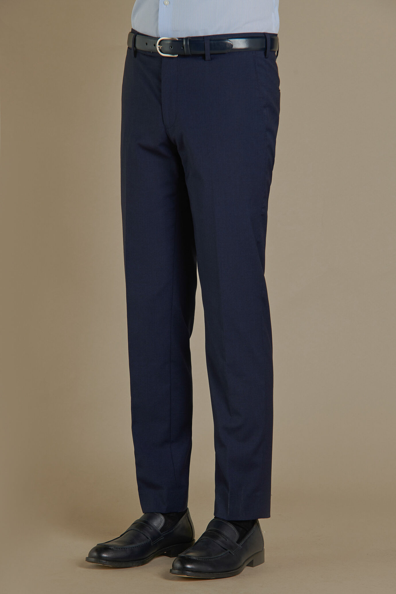 Single breasted suit with classic lapel image number 4