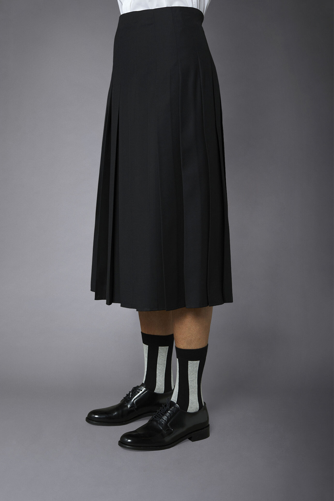 Women's plain pleated longuette skirt image number 3