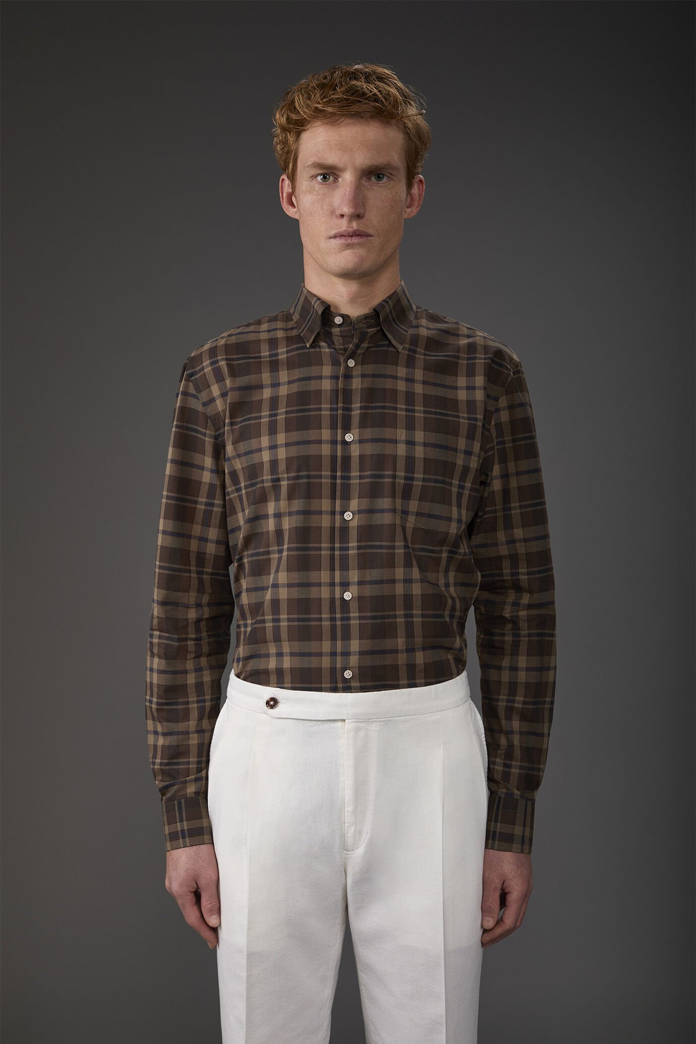 Chemise homme d&eacute;contract&eacute;e &agrave; boutons cach&eacute;s, confectionn&eacute;e dans un tissu en mousseline lav&eacute;e &agrave; carreaux