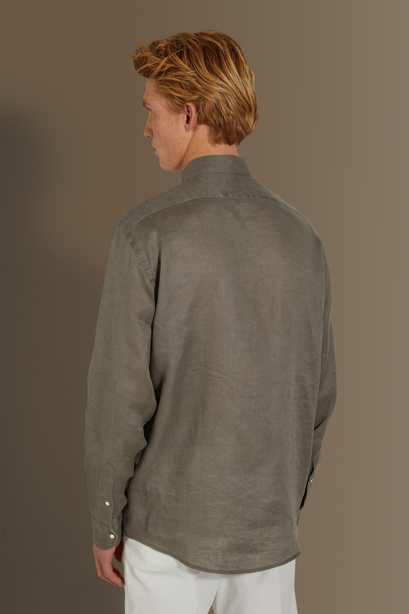 Camicia casual uomo collo francese 100% lino tinta unita image number 4