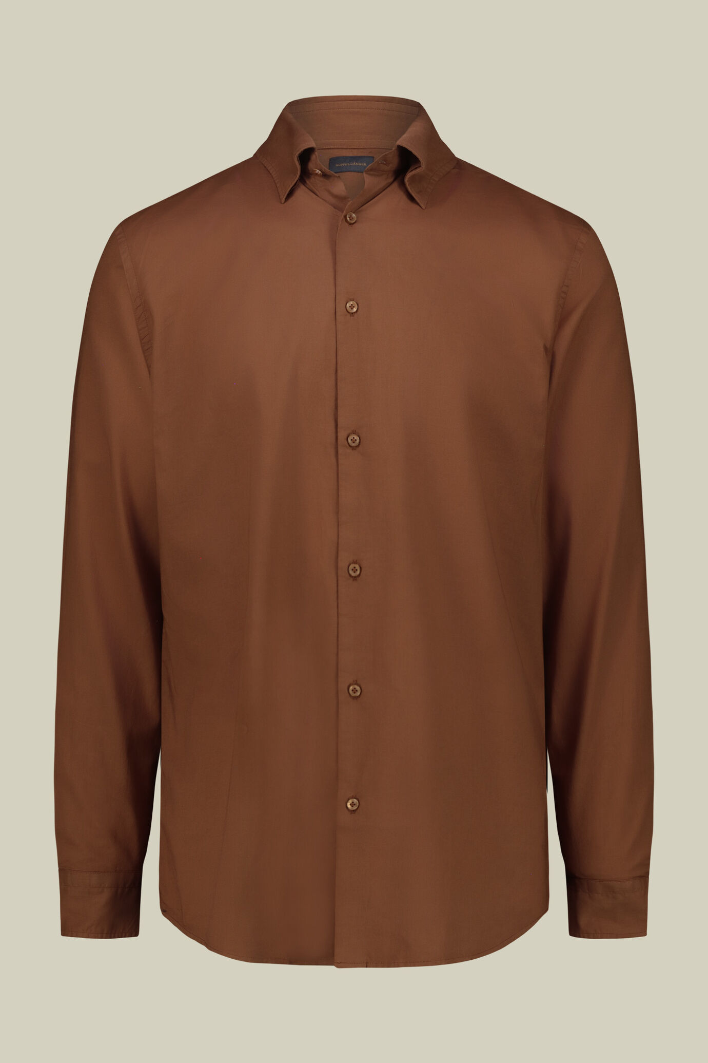 Men's 100% cotton plain shirt with hidden button-down collar image number 4