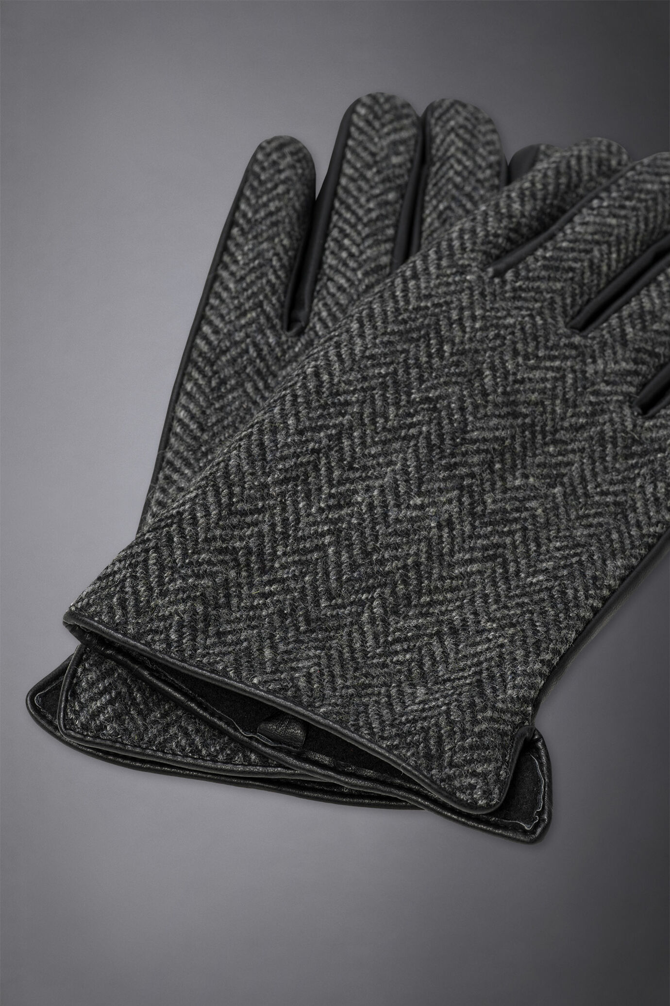 Men's 100% English herringbone patterned wool and faux leather gloves image number 1