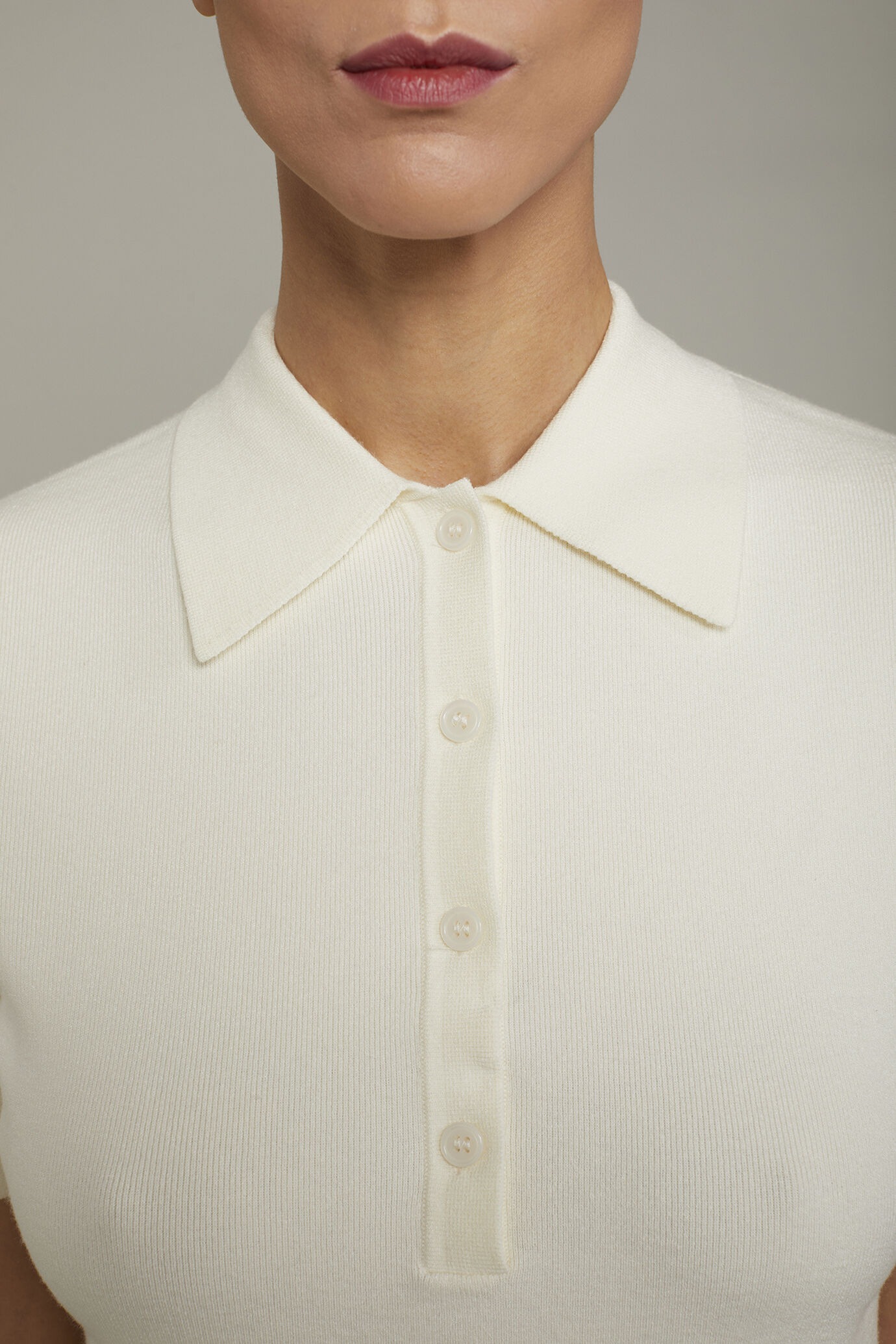 Polo femme en maille à manches courtes, couleur unie image number 3