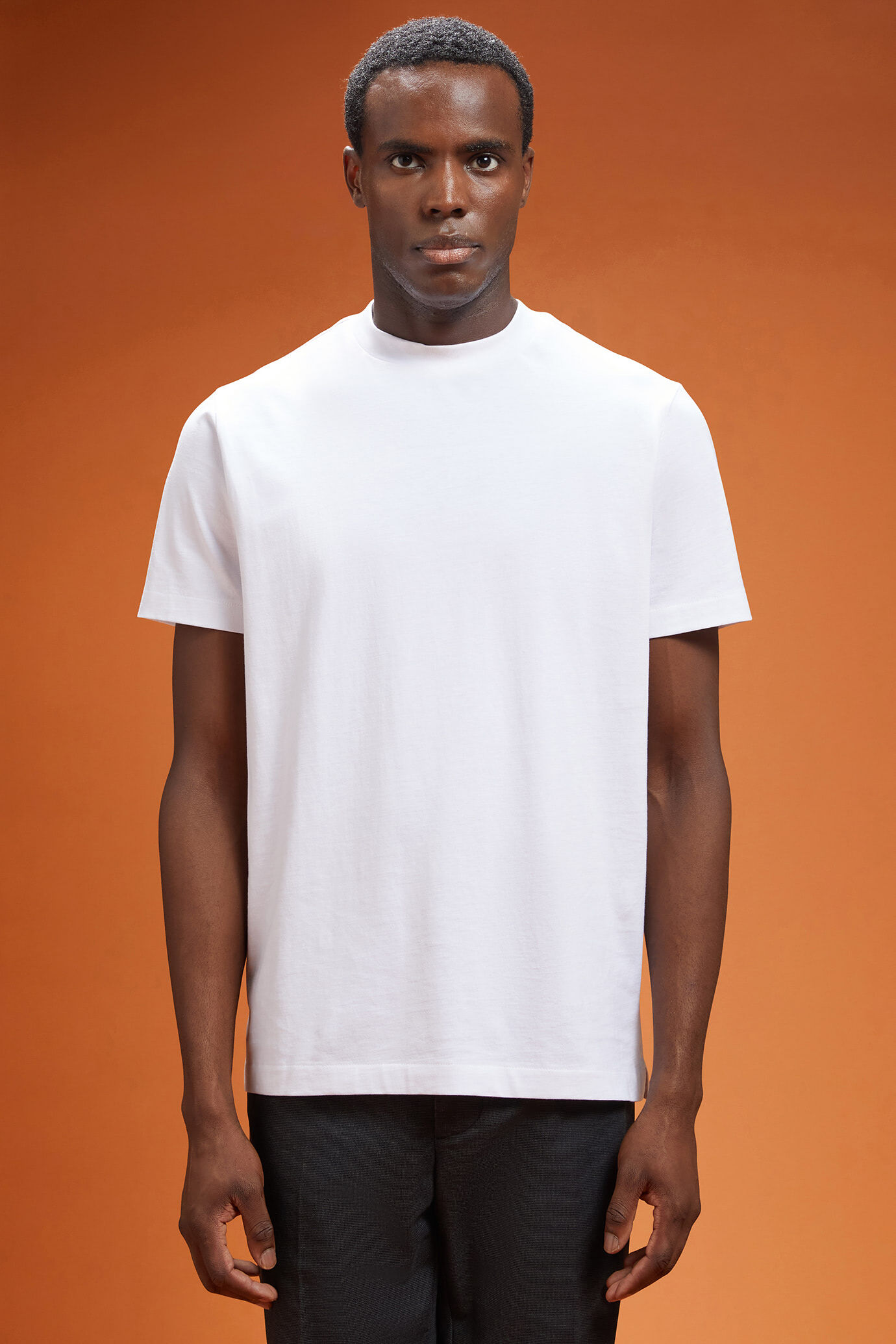T-shirt Basique Homme à Col Montant – Manches Courtes – Polyester – Couleurs Uni (noir, Blanc, Gris, Bleu, Bordeaux)
