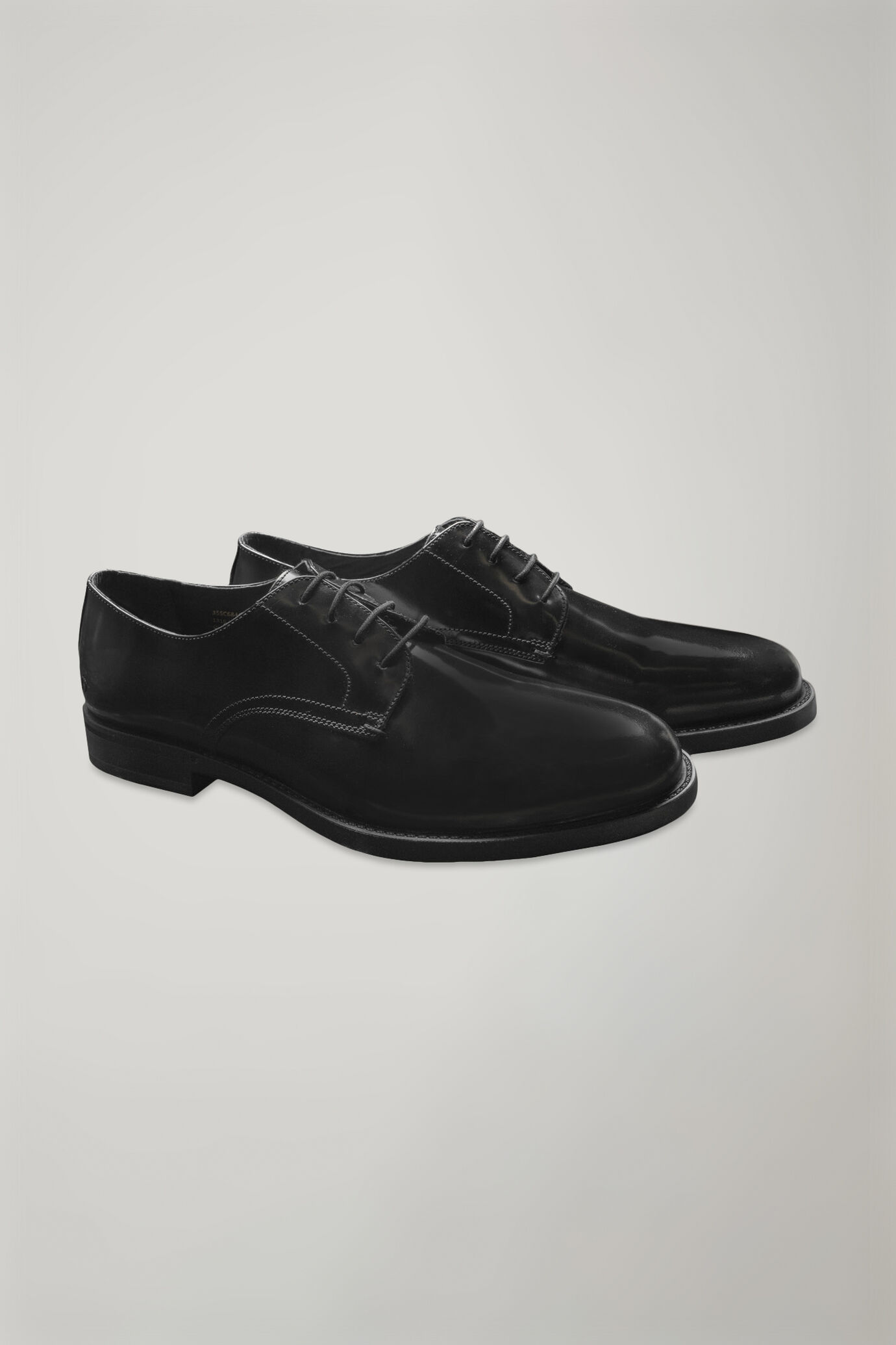 Men's 100% leather derby shoe with rubber bottom