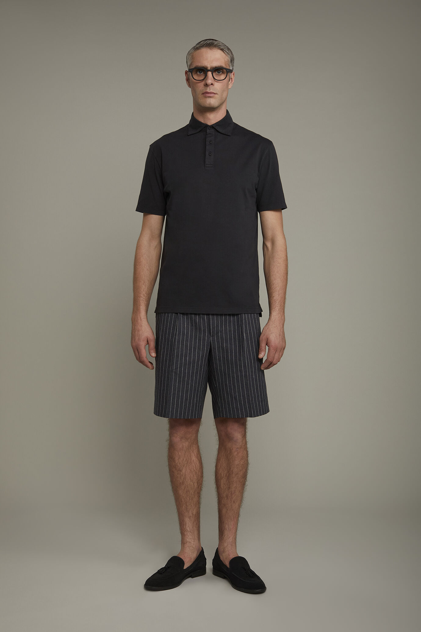 Herren-Bermudashorts mit doppelten Abnähern aus Leinen und Baumwolle in normaler Passform mit Nadelstreifenmuster image number 2