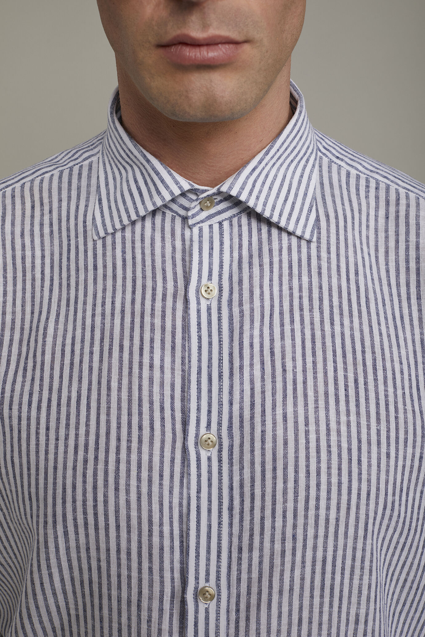 Camicia casual uomo collo classico in lino e cotone rigato comfort fit image number 3