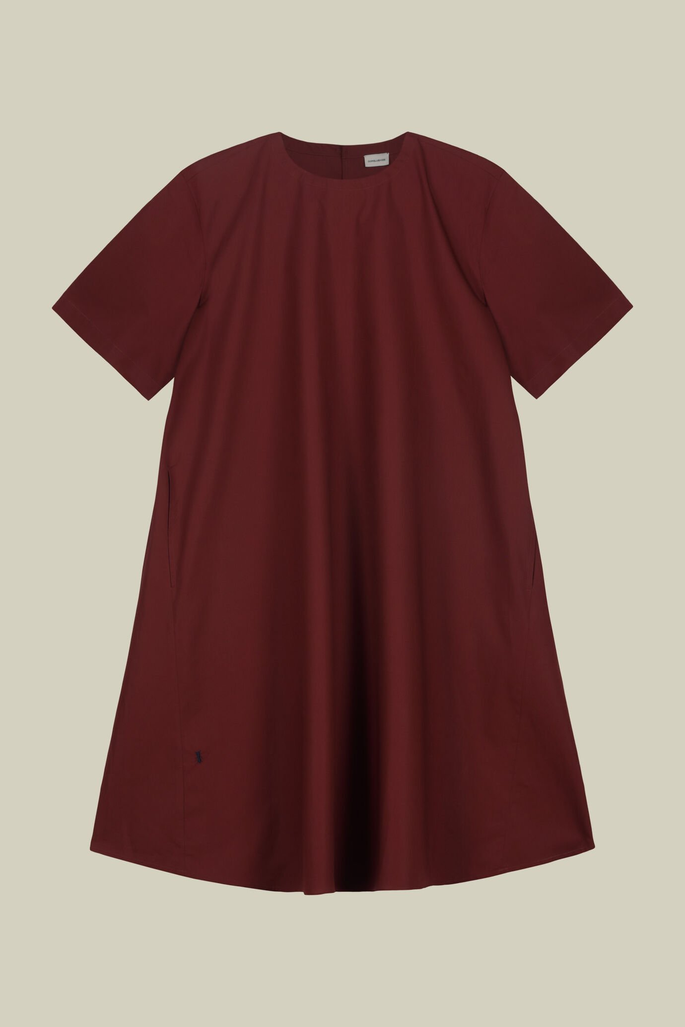 Kurzes, ausgestelltes Damenkleid mit kurzen Ärmeln und Seitentaschen image number 4