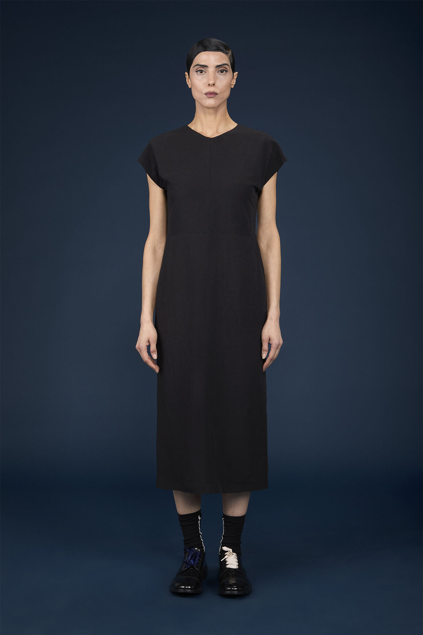 Abito donna lungo con manica a kimono e scollo sul retro image number 1